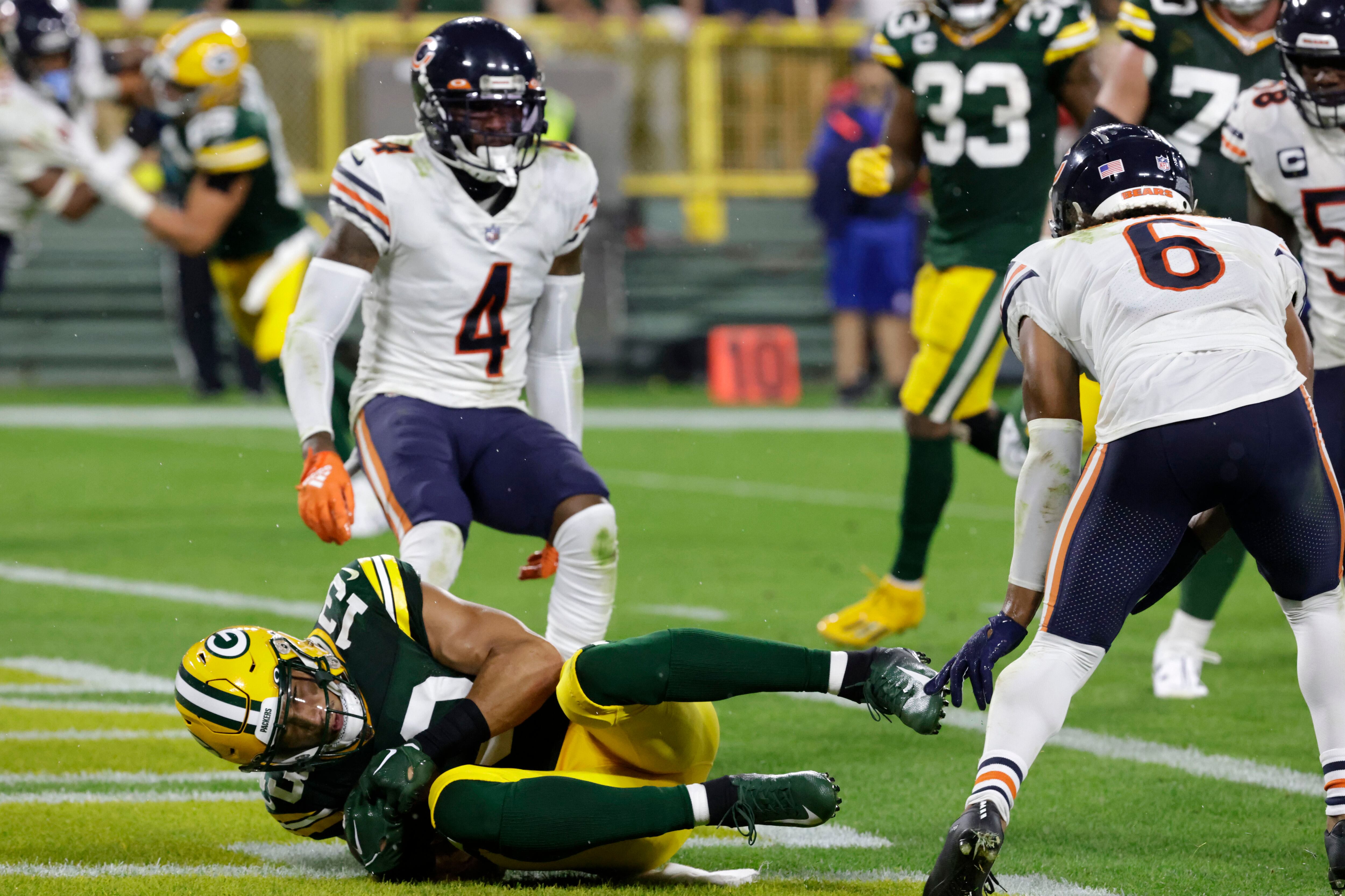 Rodgers, Packers lean on Jones, take care of Bears 27-10