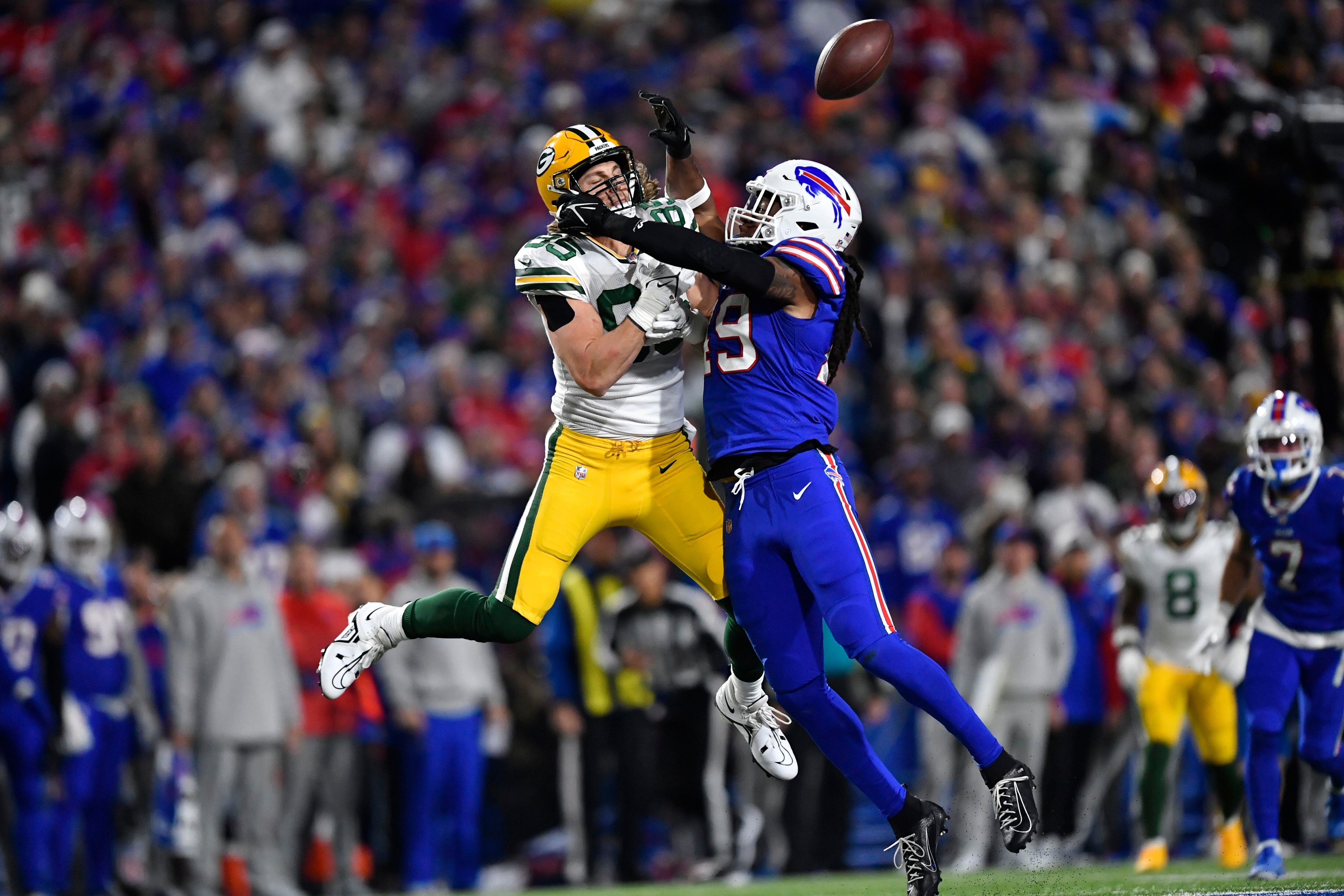 Bills' Stefon Diggs talks trash to Packers' Jaire Alexander running out of  tunnel before game