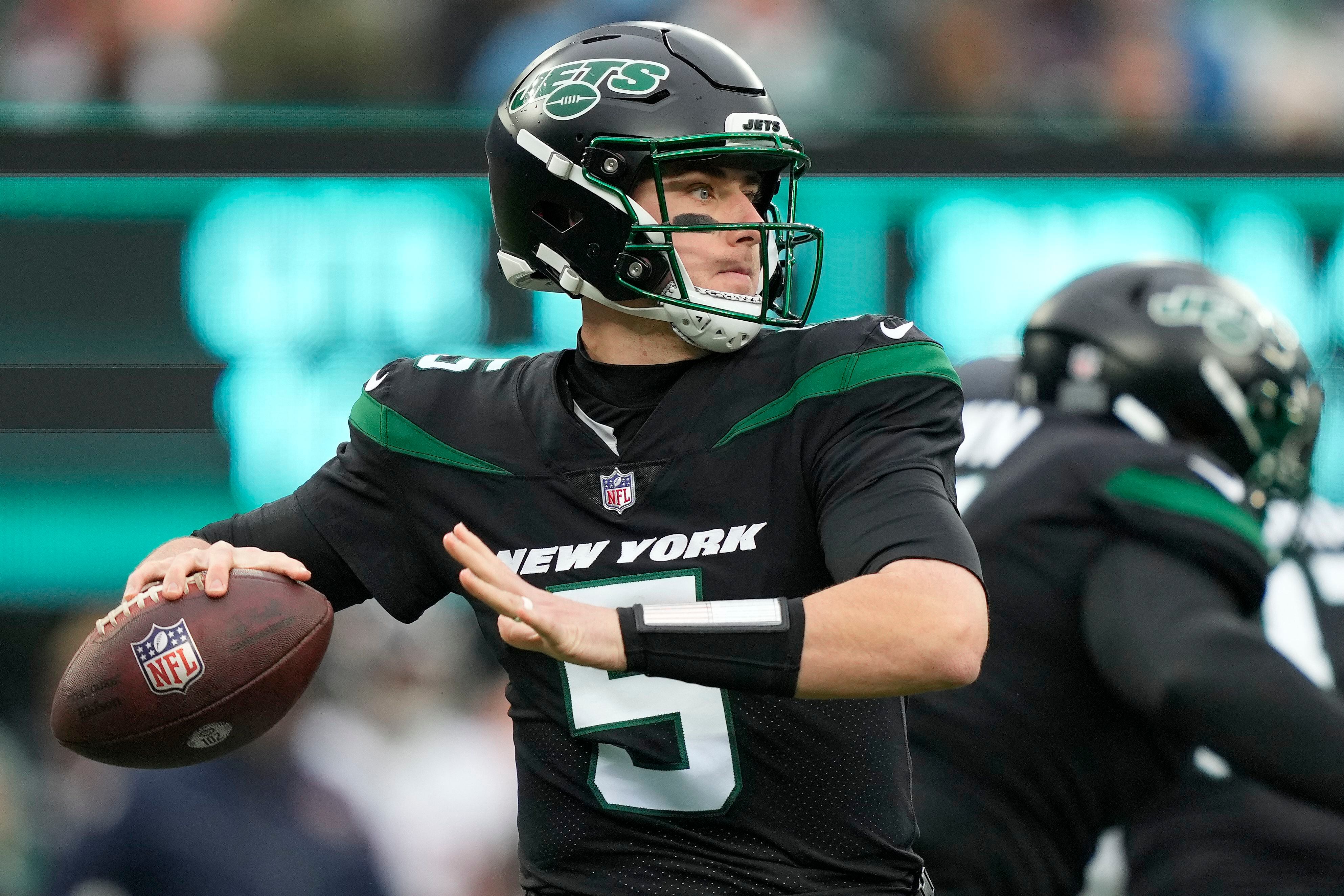 Miami Dolphins Matt Moore throws a pass in the fourth quarter against the  New York Jets in week 8 of the NFL season at MetLife Stadium in East  Rutherford, New Jersey on