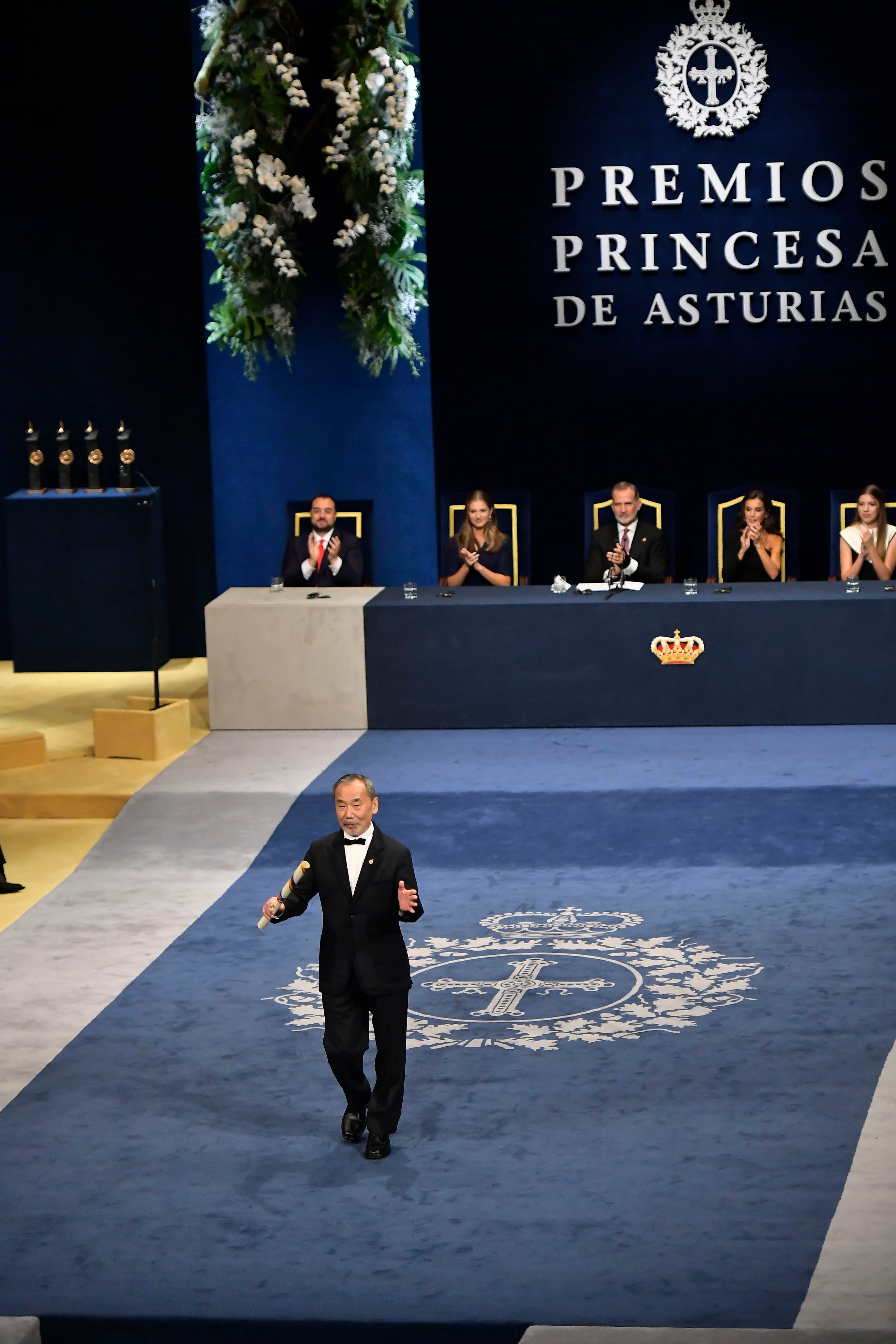 Spain's royals honor Asturias prize winners, including Meryl Streep and Haruki  Murakami