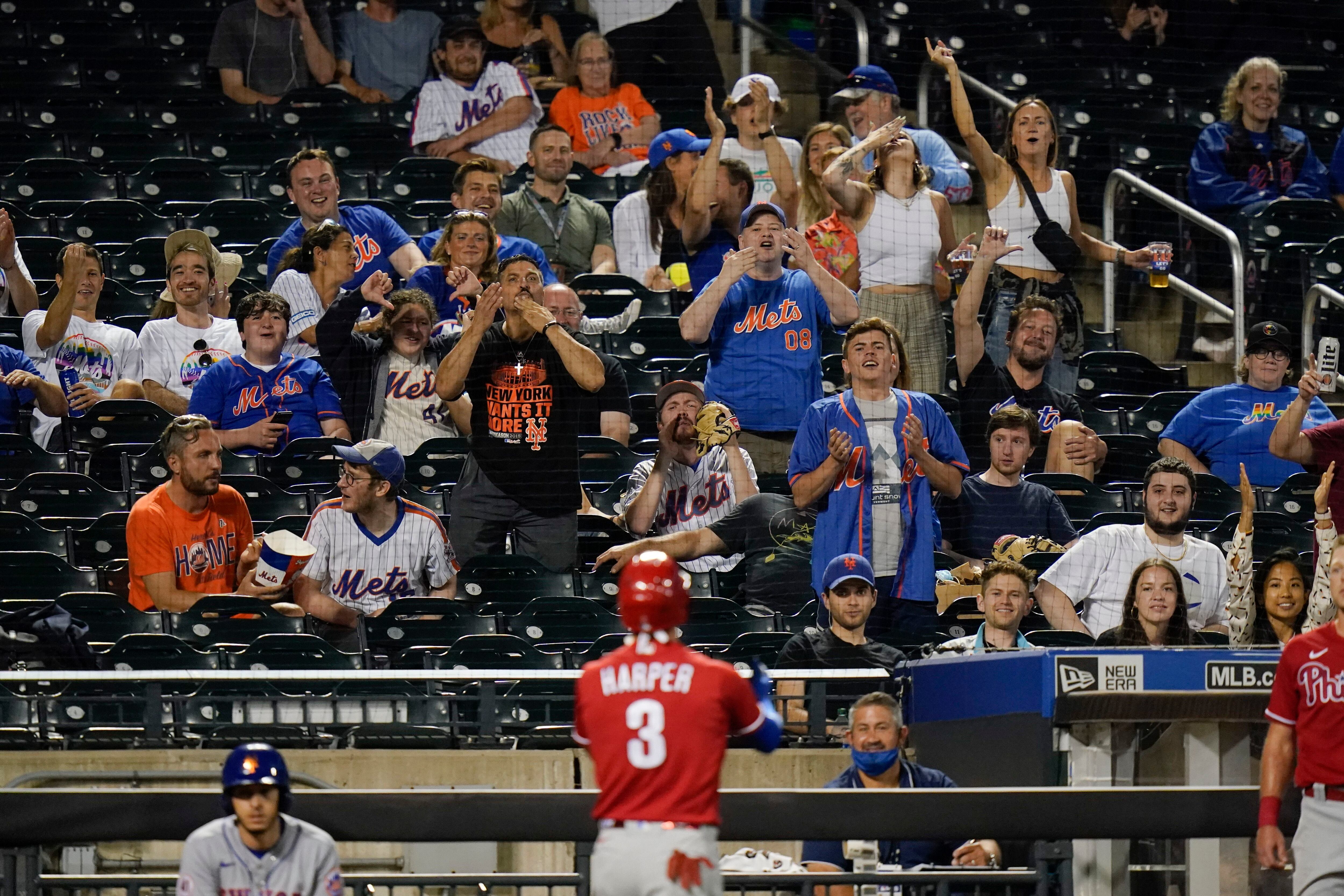 J.D. Davis and Dom Smith react to Luis Guillorme's 22 pitch at-bat