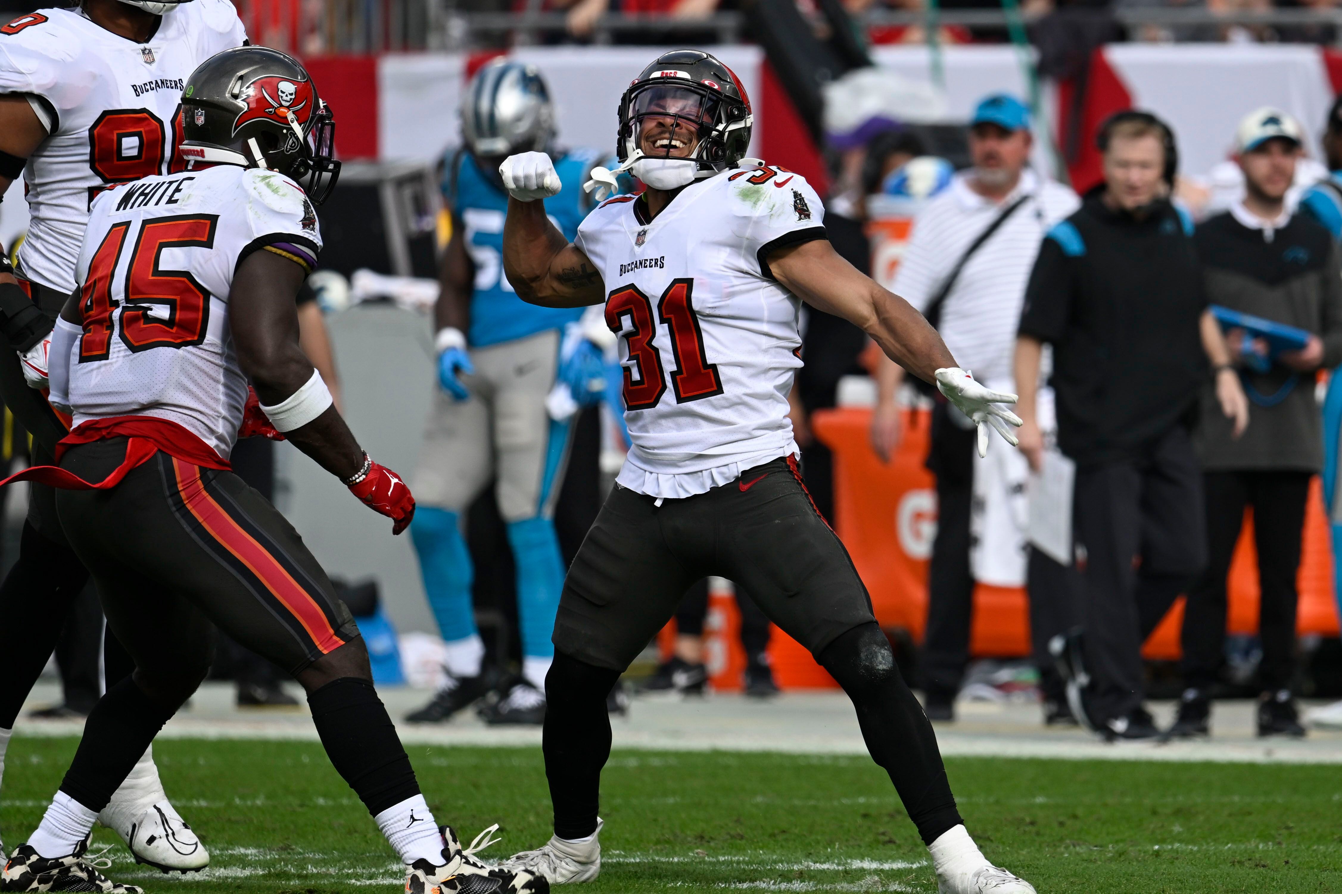 Live updates: Bucs rally to beat Panthers, clinch NFC South