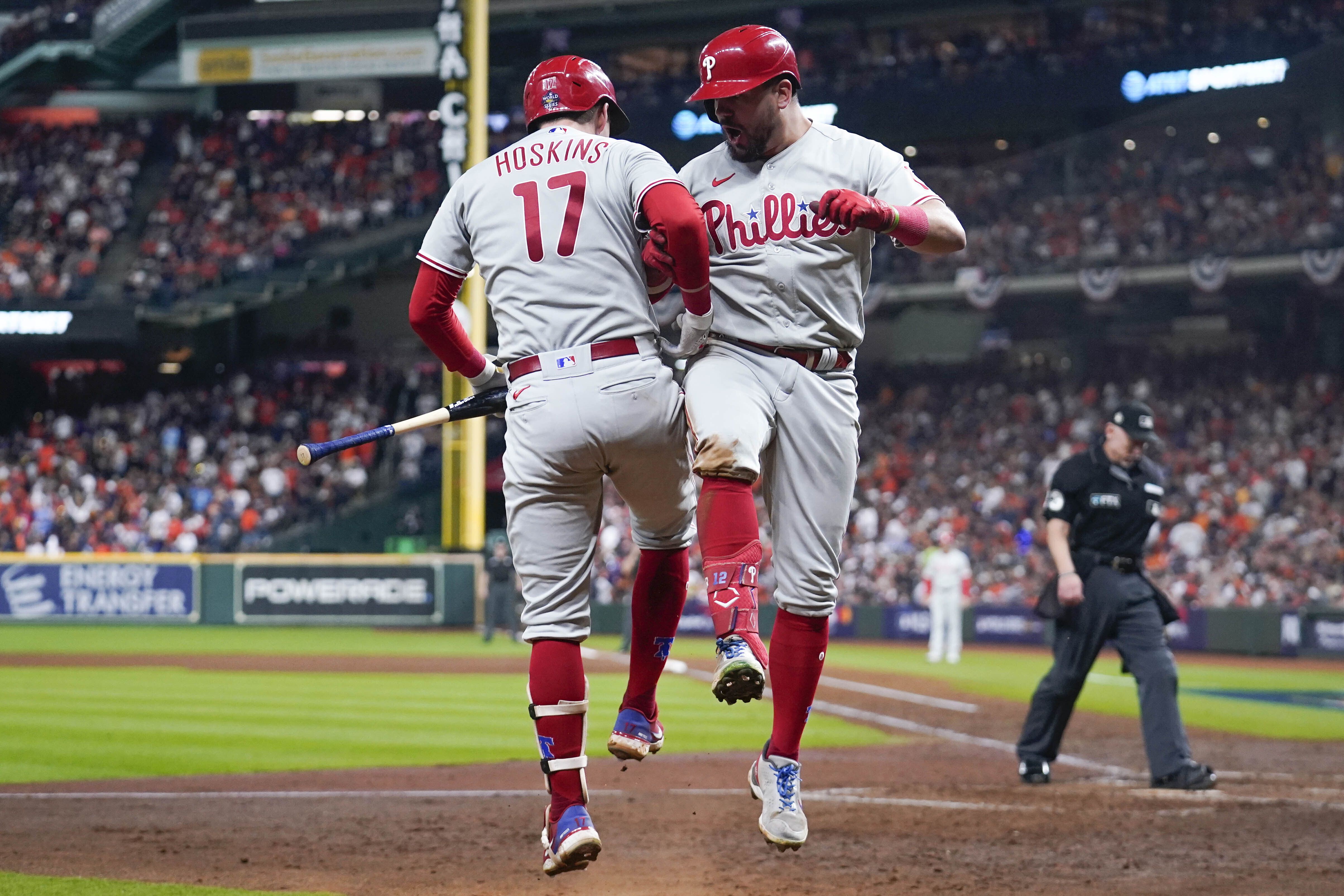 Turner flips boos to cheers with 9th-inning homer to help Phillies
