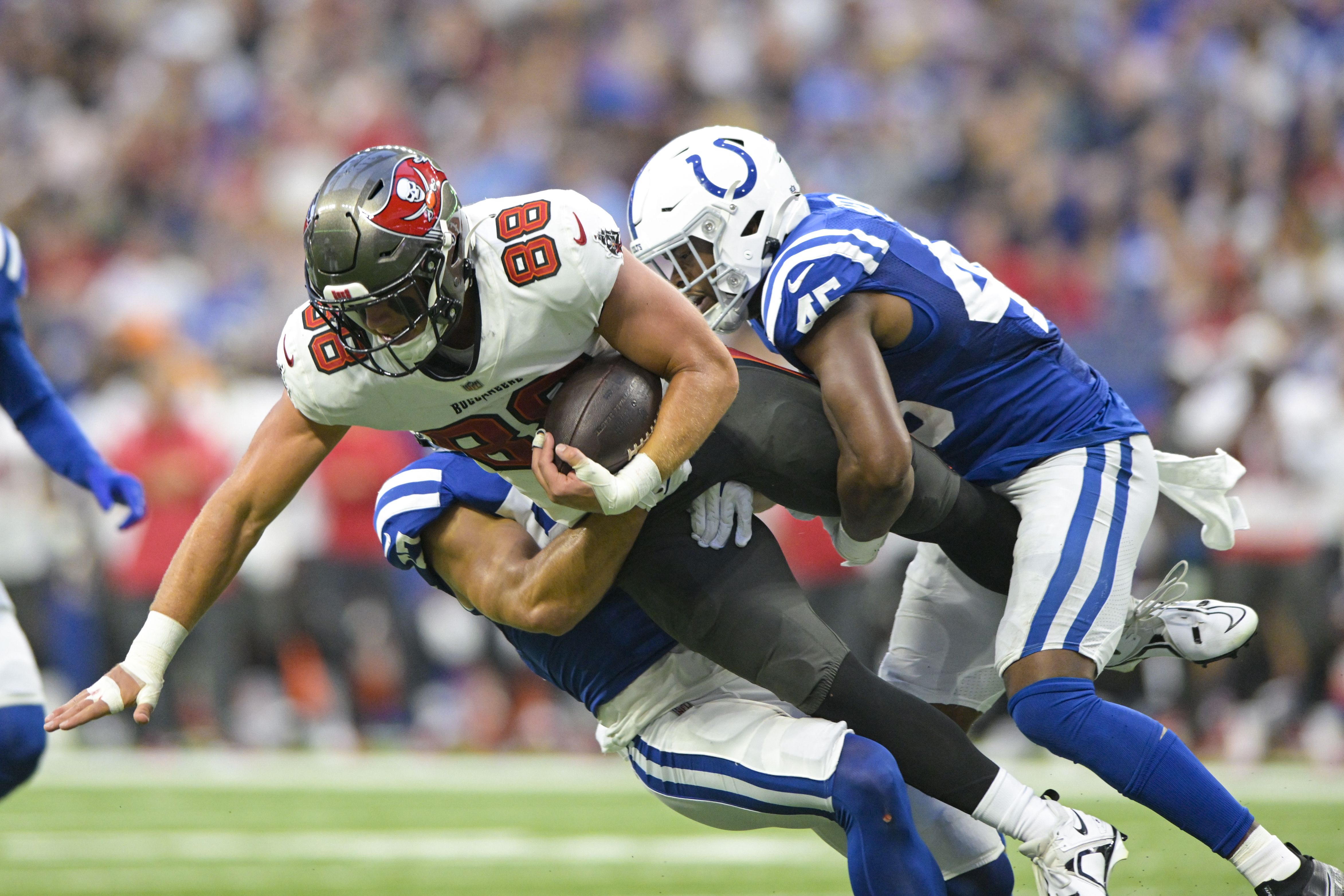 Brady looks sharp, Colts backups prevail in preseason finale