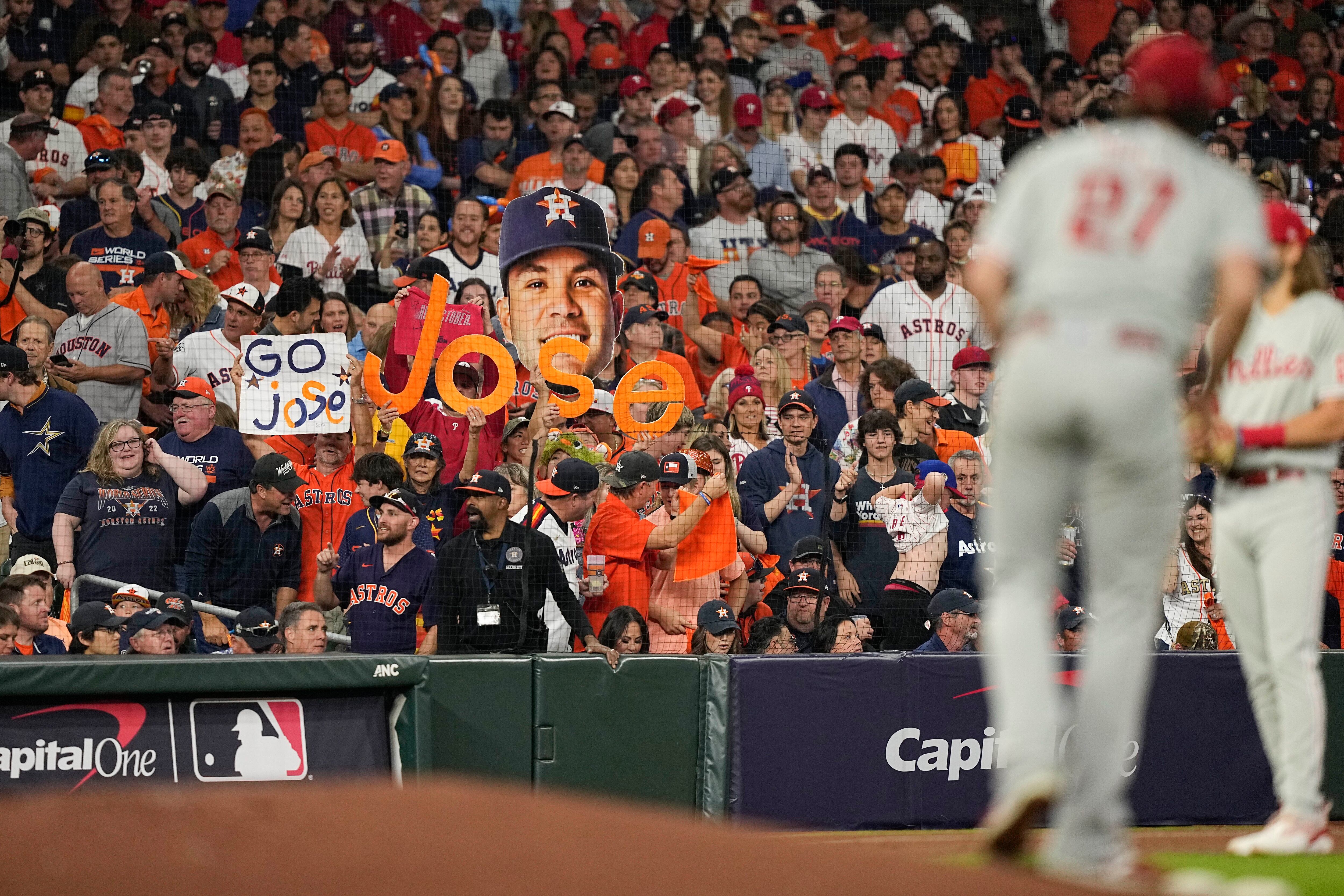 Altuve hits 3 HRs, Astros rout Rangers for outright division lead