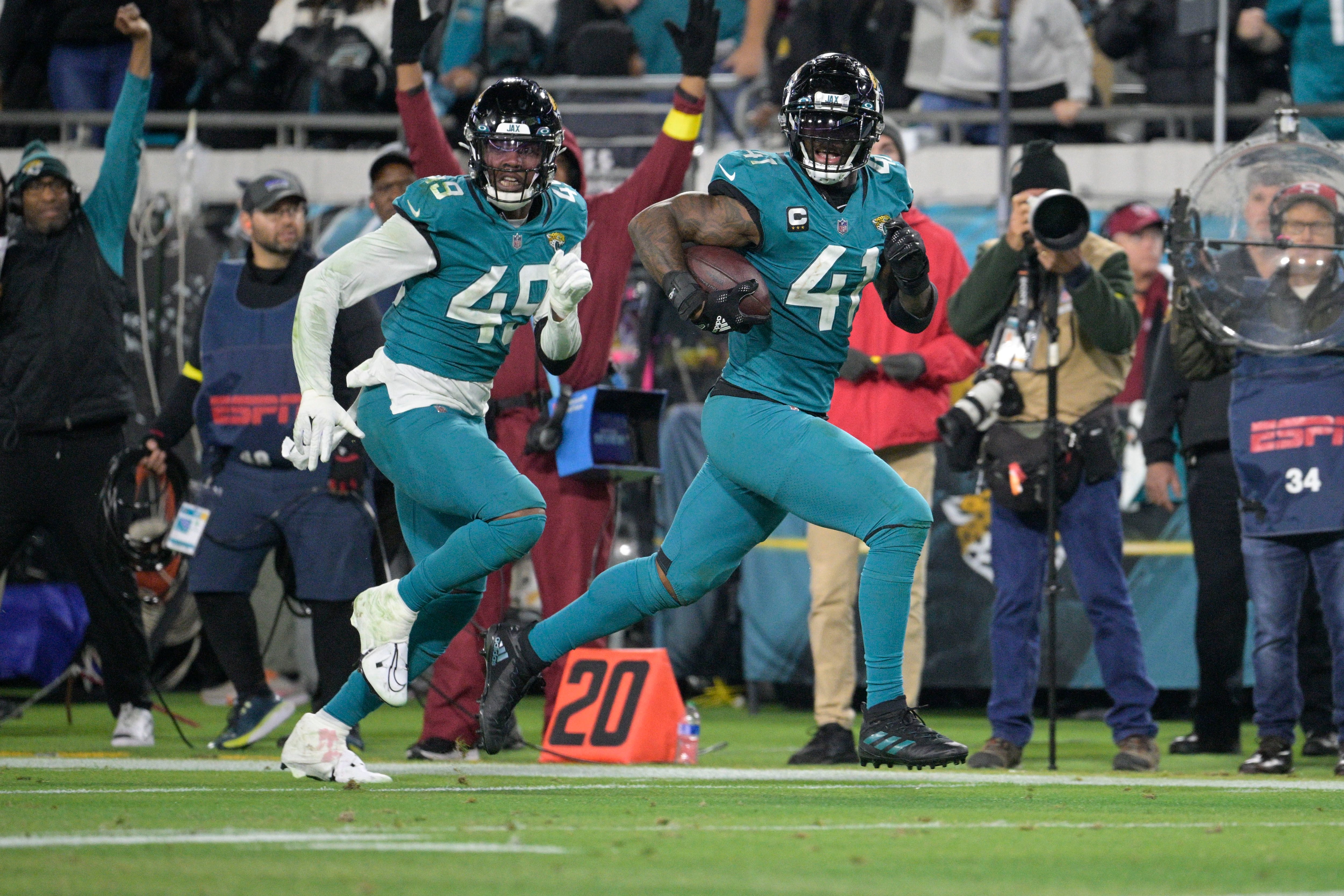 Jags return fumble for TD, beat Titans for AFC South title