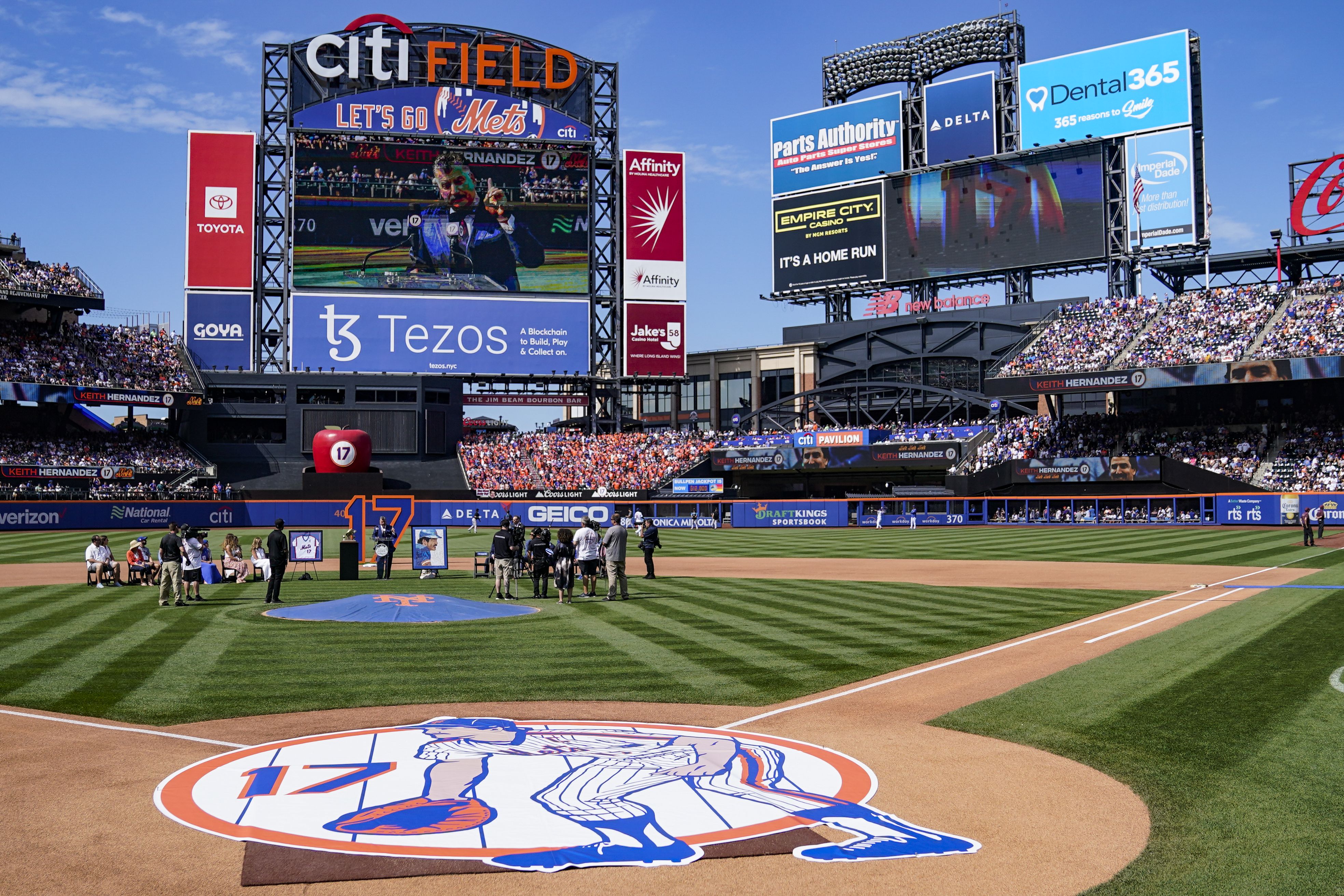 Keith Hernandez speaks about having his #17 retired by the Mets