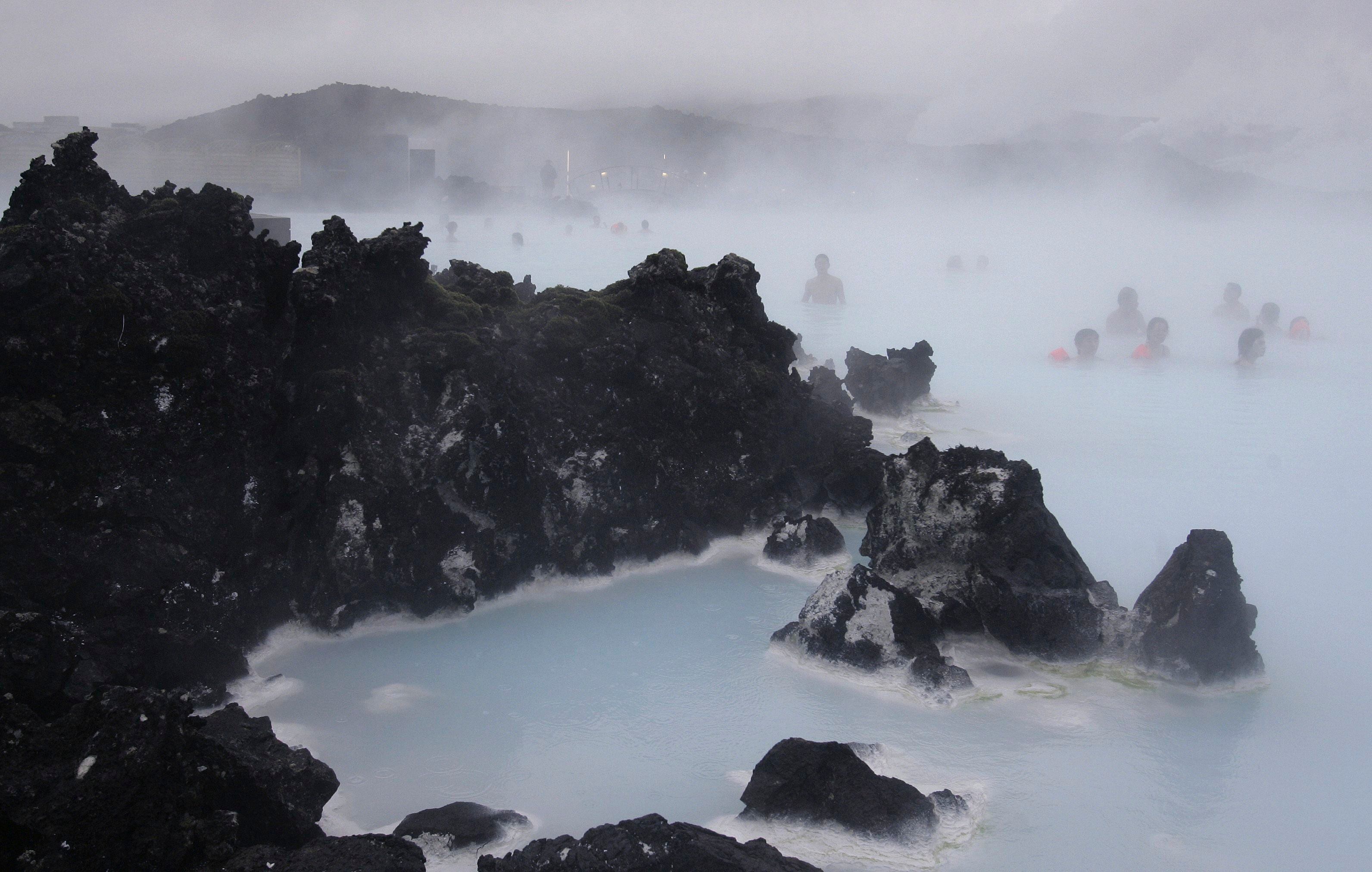 Iceland's Blue Lagoon spa closes temporarily as earthquakes put area on  alert for volcanic eruption