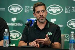 Rodgers hopes to help Jets add to 'lonely' Super Bowl trophy