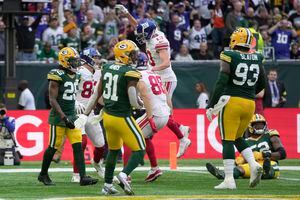 Giants shock Packers with 27-22 win in London