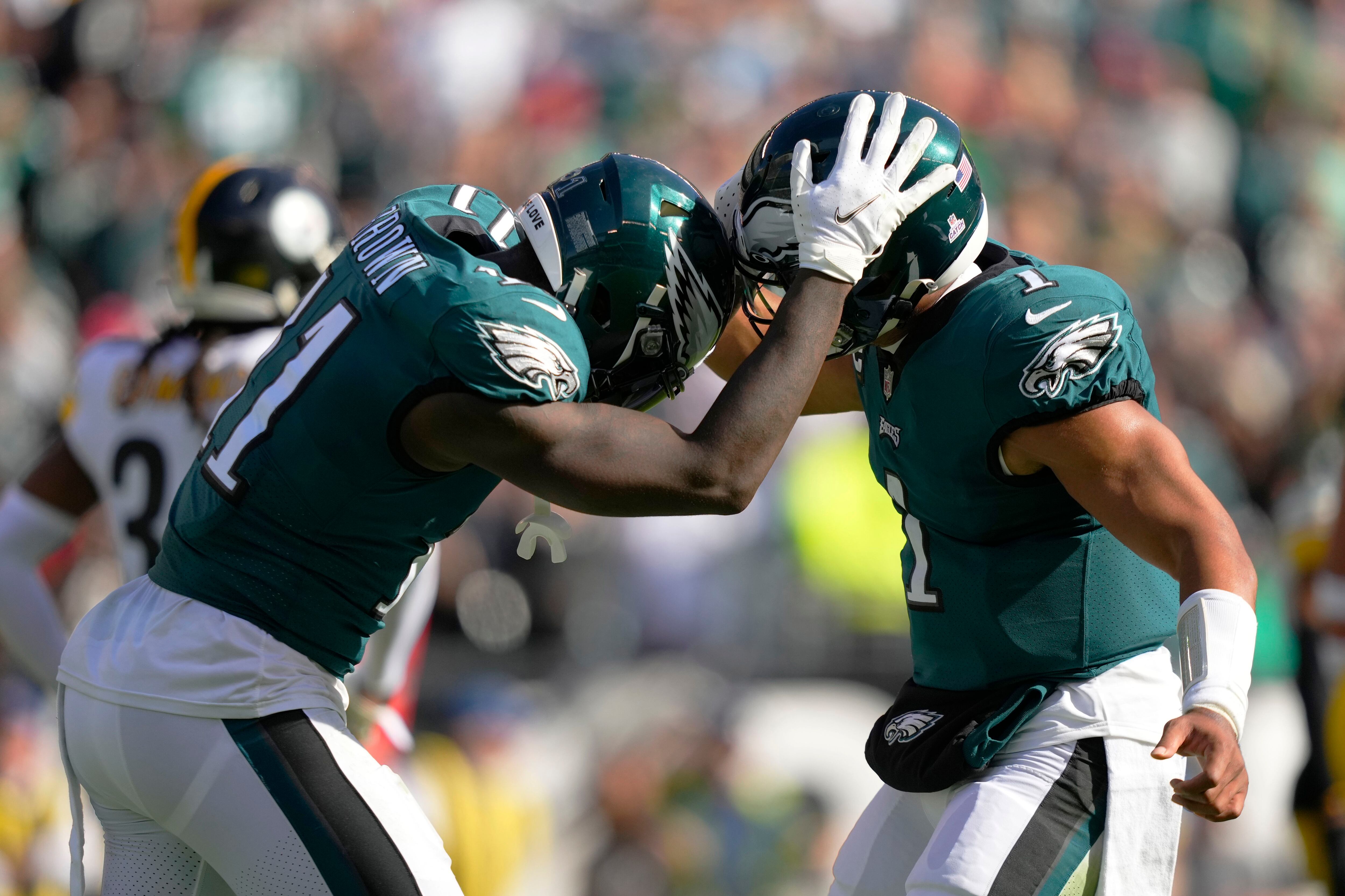 Philadelphia Eagles center Jason Kelce (62) argues a penalty call