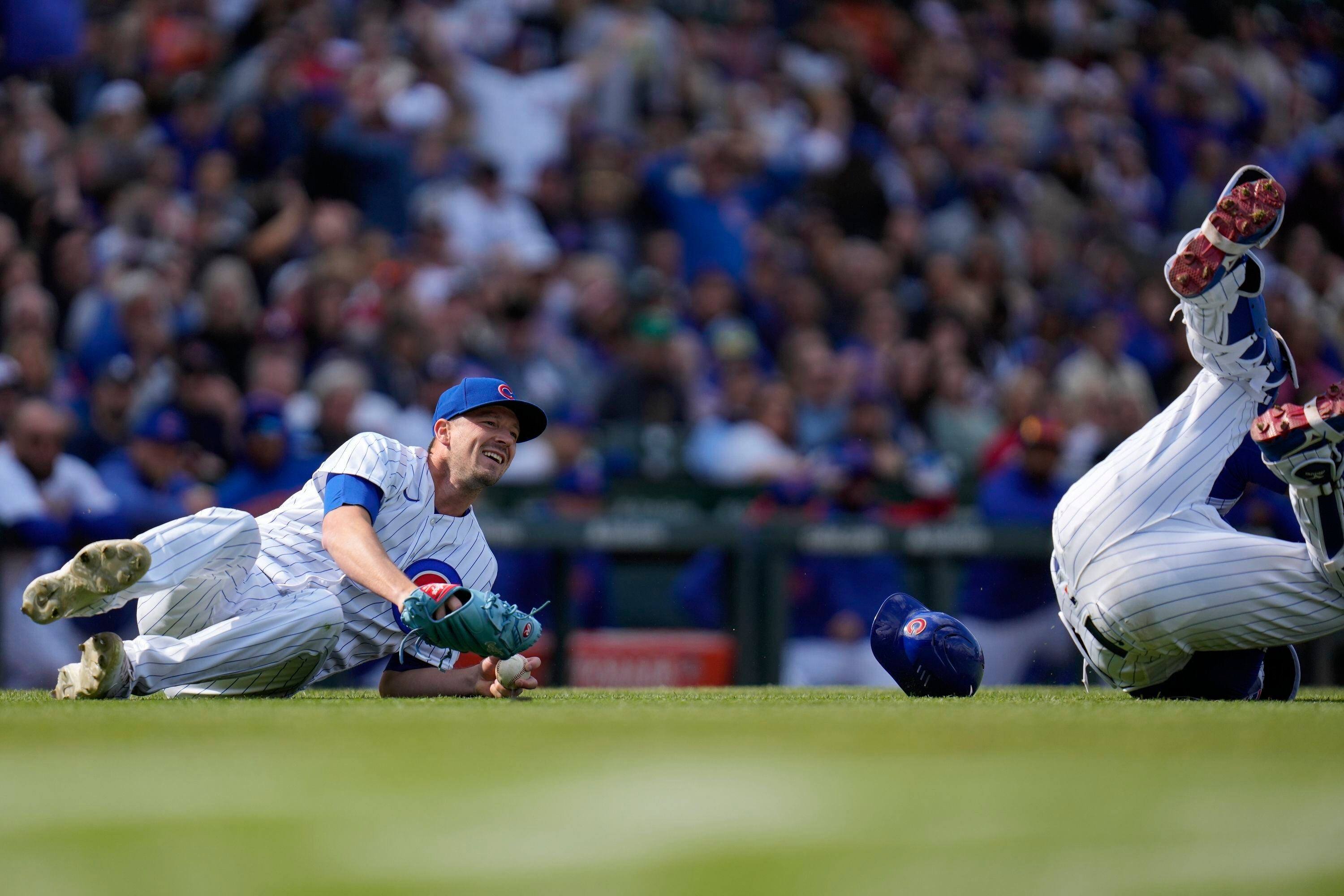 Cubs' Drew Smyly loses perfect game bid to infield dribbler after