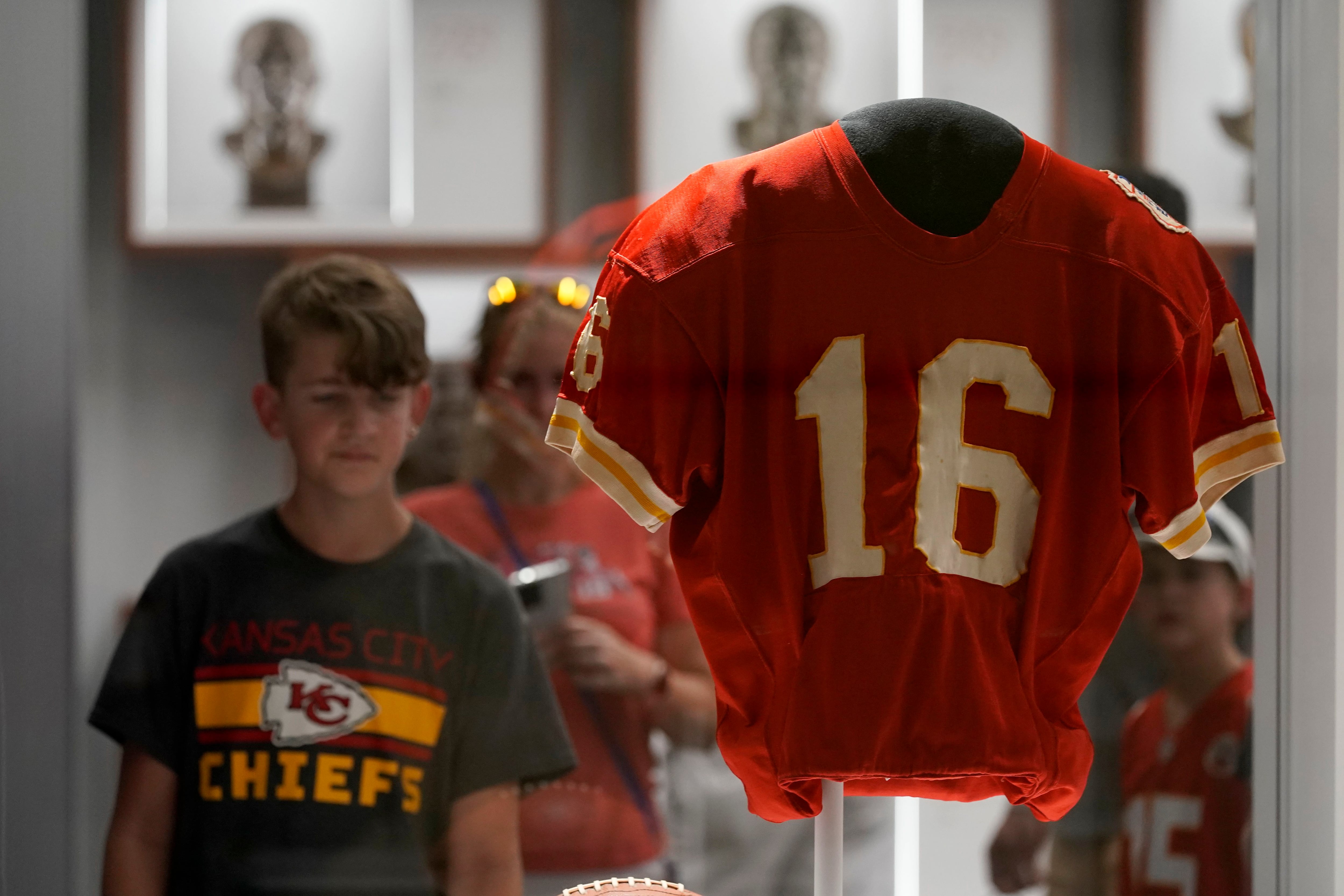 Chiefs Hall of Honor features special tribute to Len Dawson