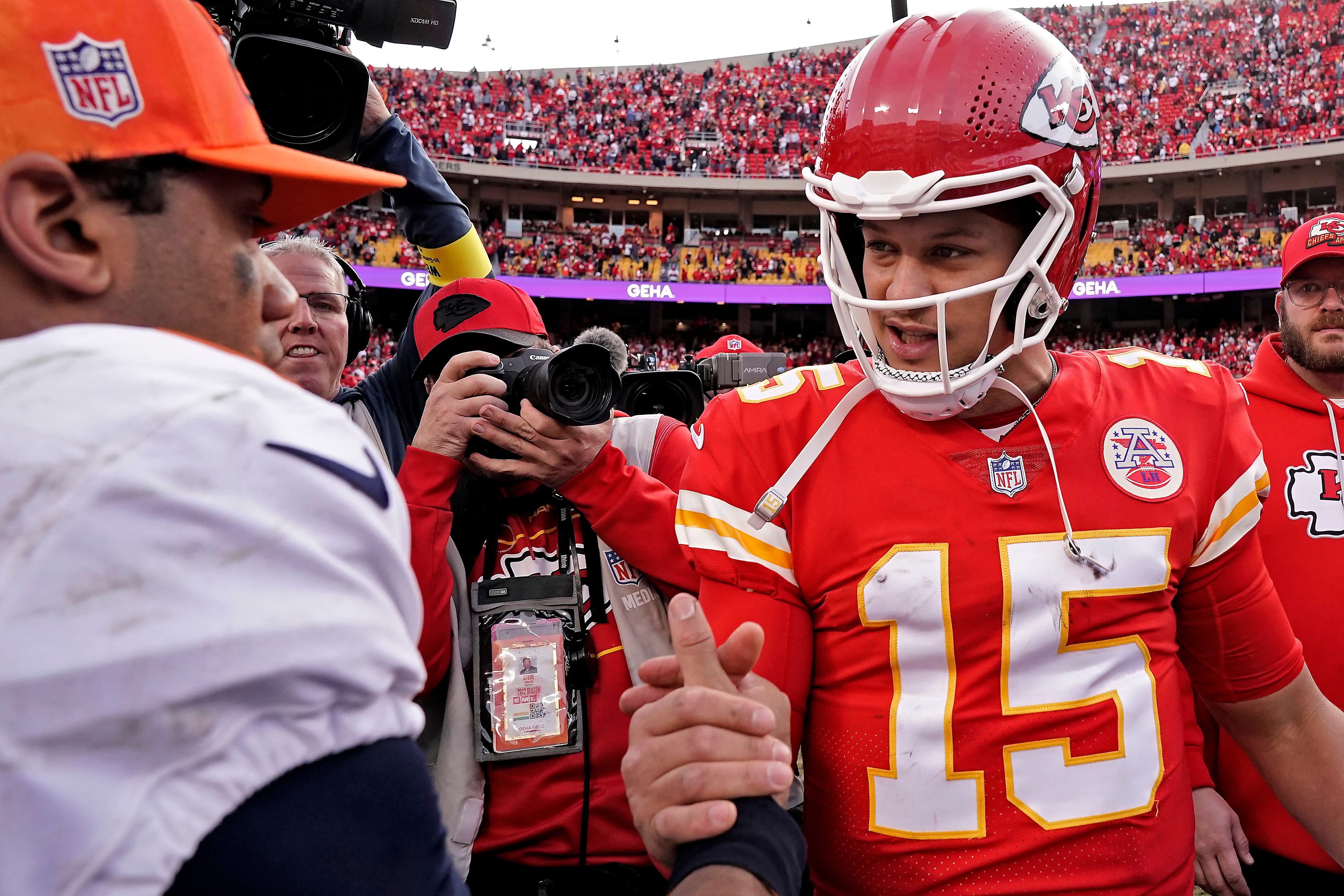 LOOK: Bears' fan wears unusual Patrick Mahomes jersey before SNF vs. Chiefs