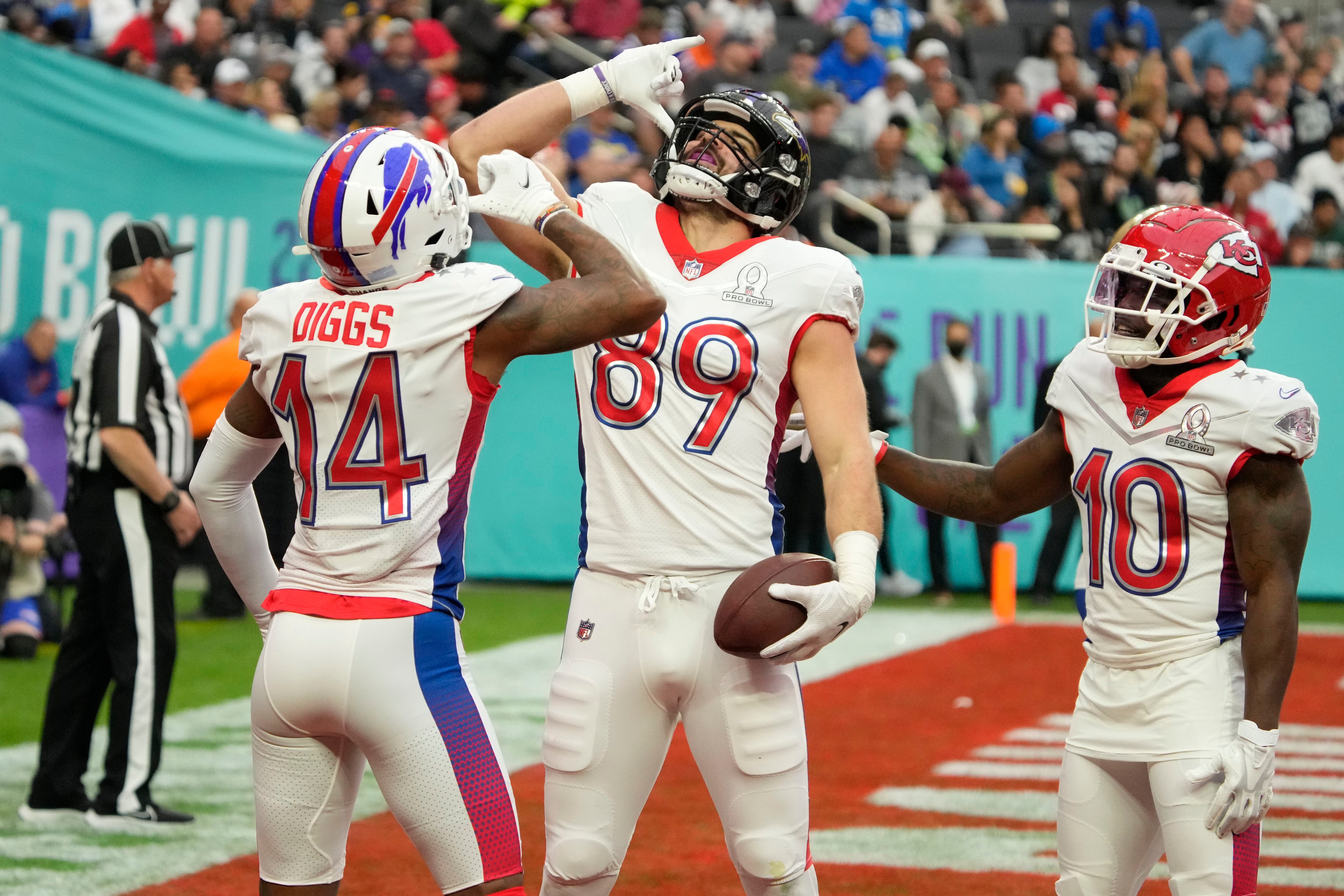 Chiefs and Bills enter weather delay at halftime