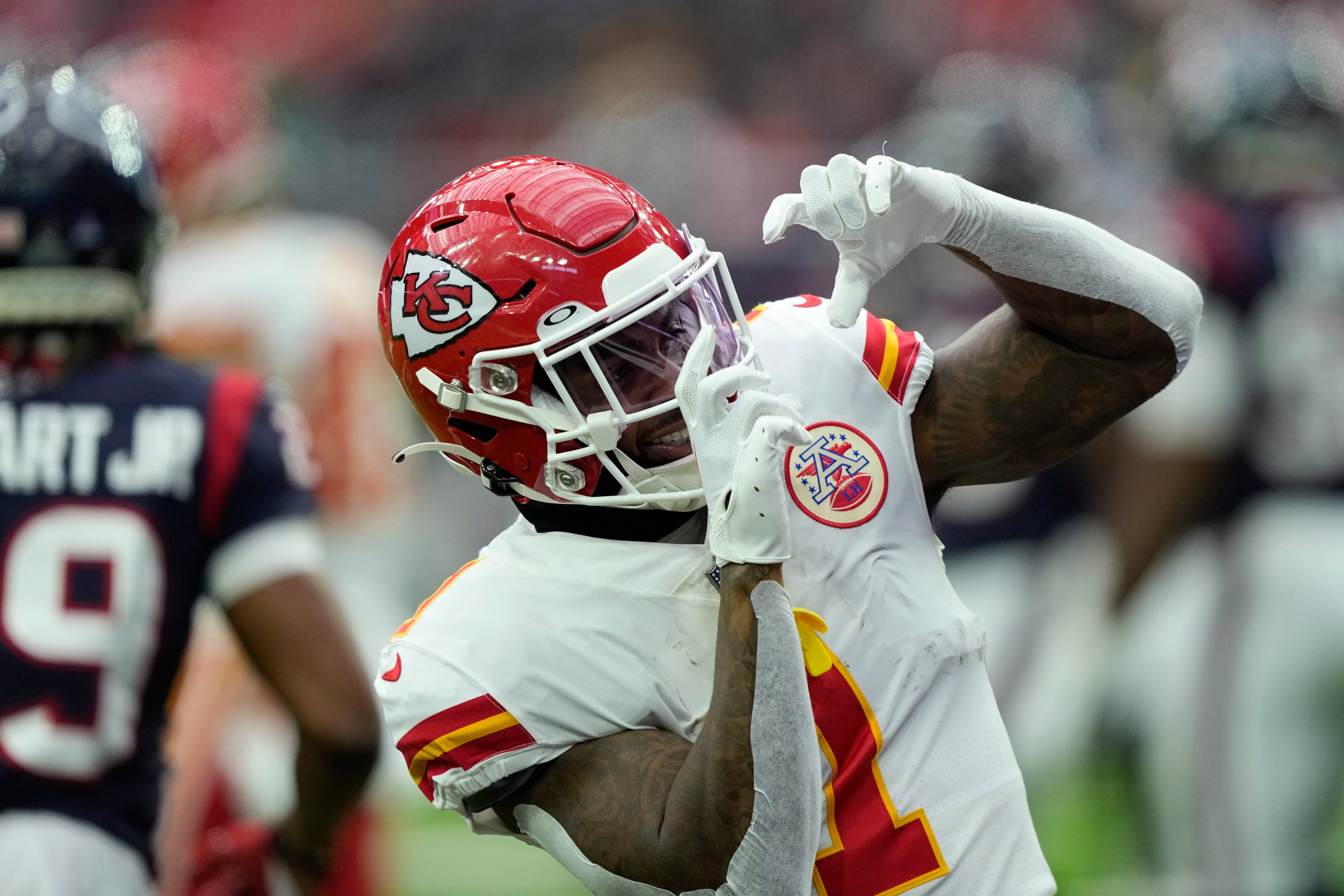 McKinnon's 26-yard run in OT lifts Chiefs over Texans 30-24