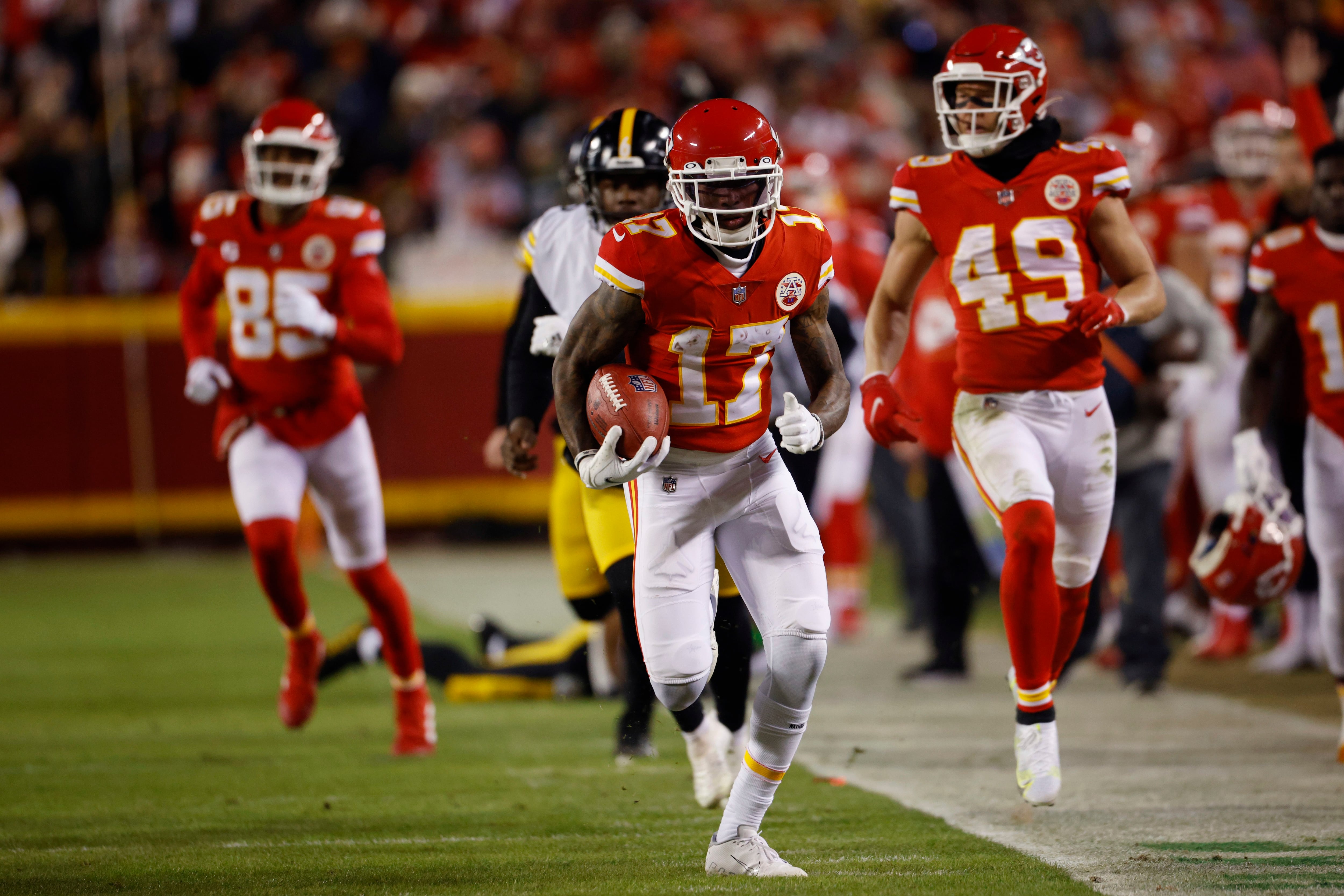 Mahomes Leads Chiefs To 42-21 Wild-Card Romp Over Steelers