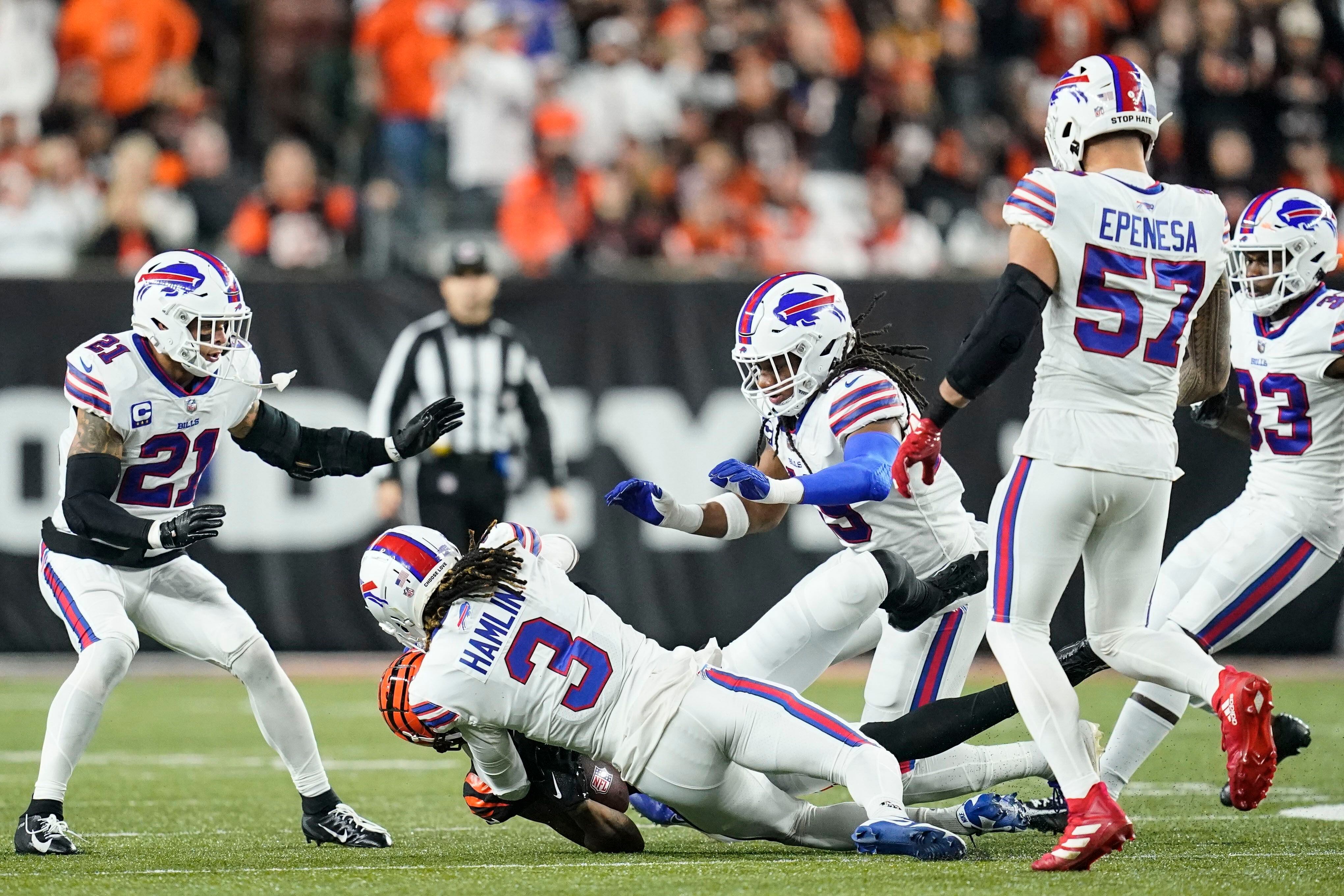 Prayers up': Ravens show support for Bills' Damar Hamlin after collapse in  Cincinnati - CBS Baltimore