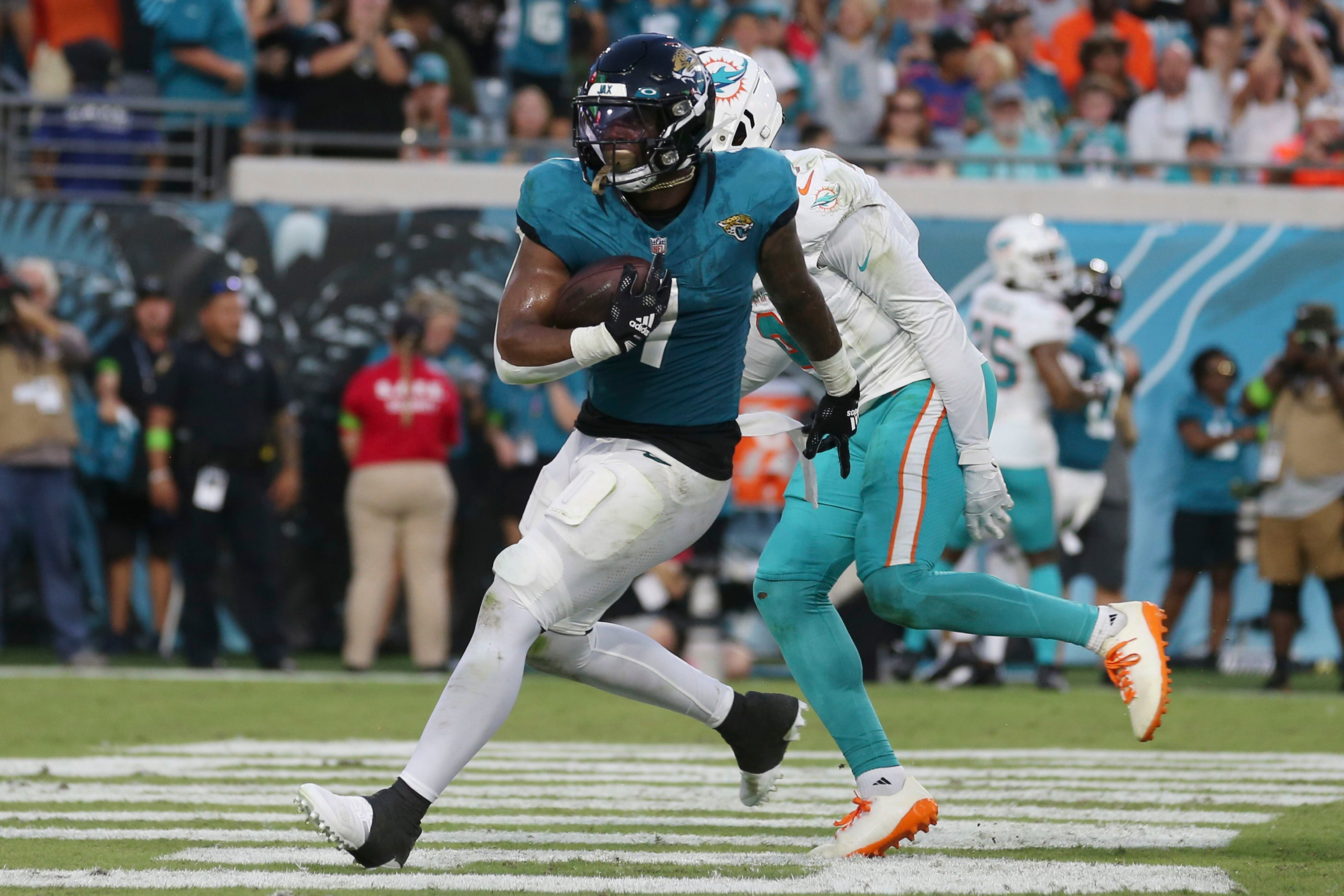 Daewood Davis carted off field after collision; preseason game at Jaguars  halted