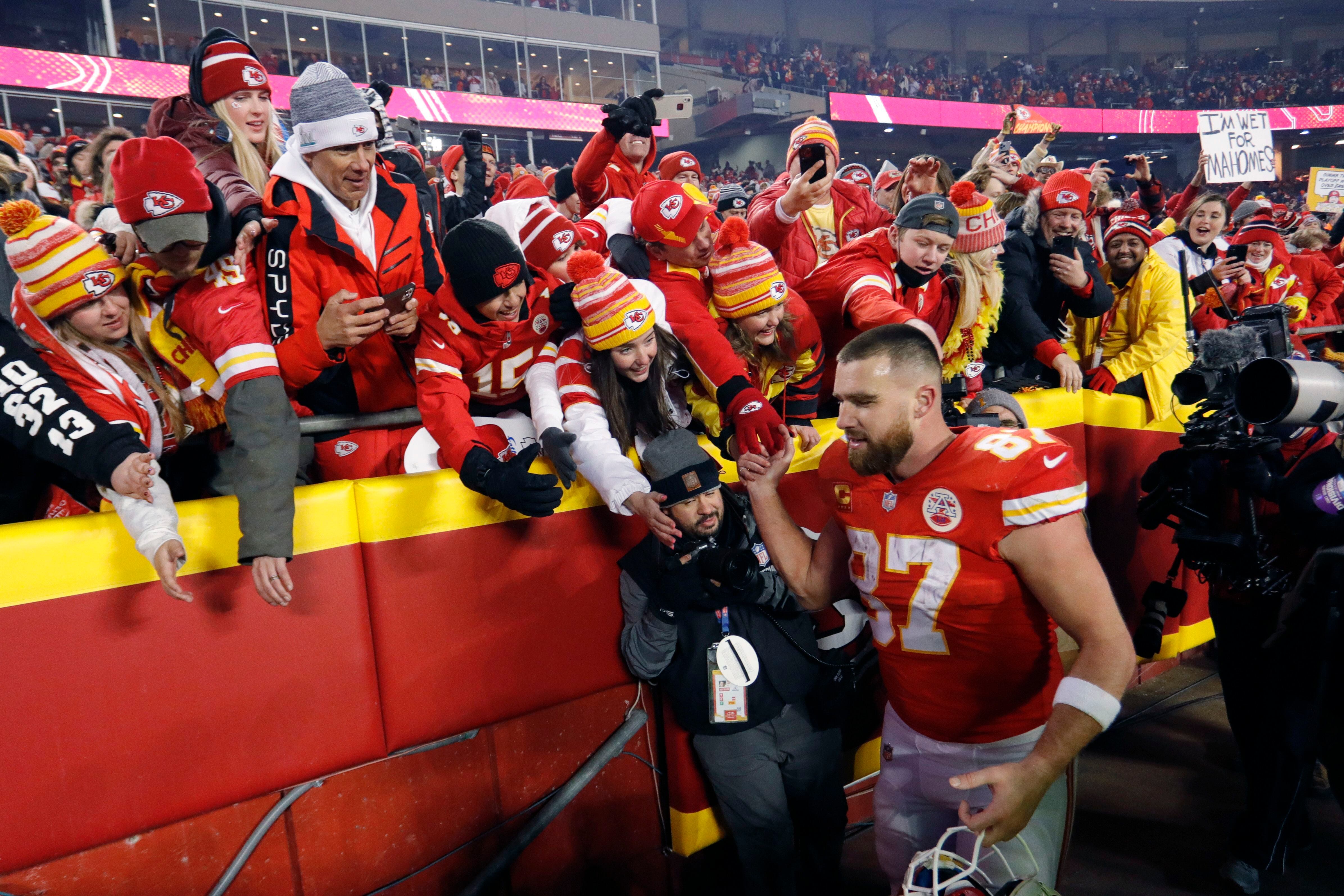 Kansas City Chiefs fans wear rain gear before an NFL football game Foto  di attualità - Getty Images