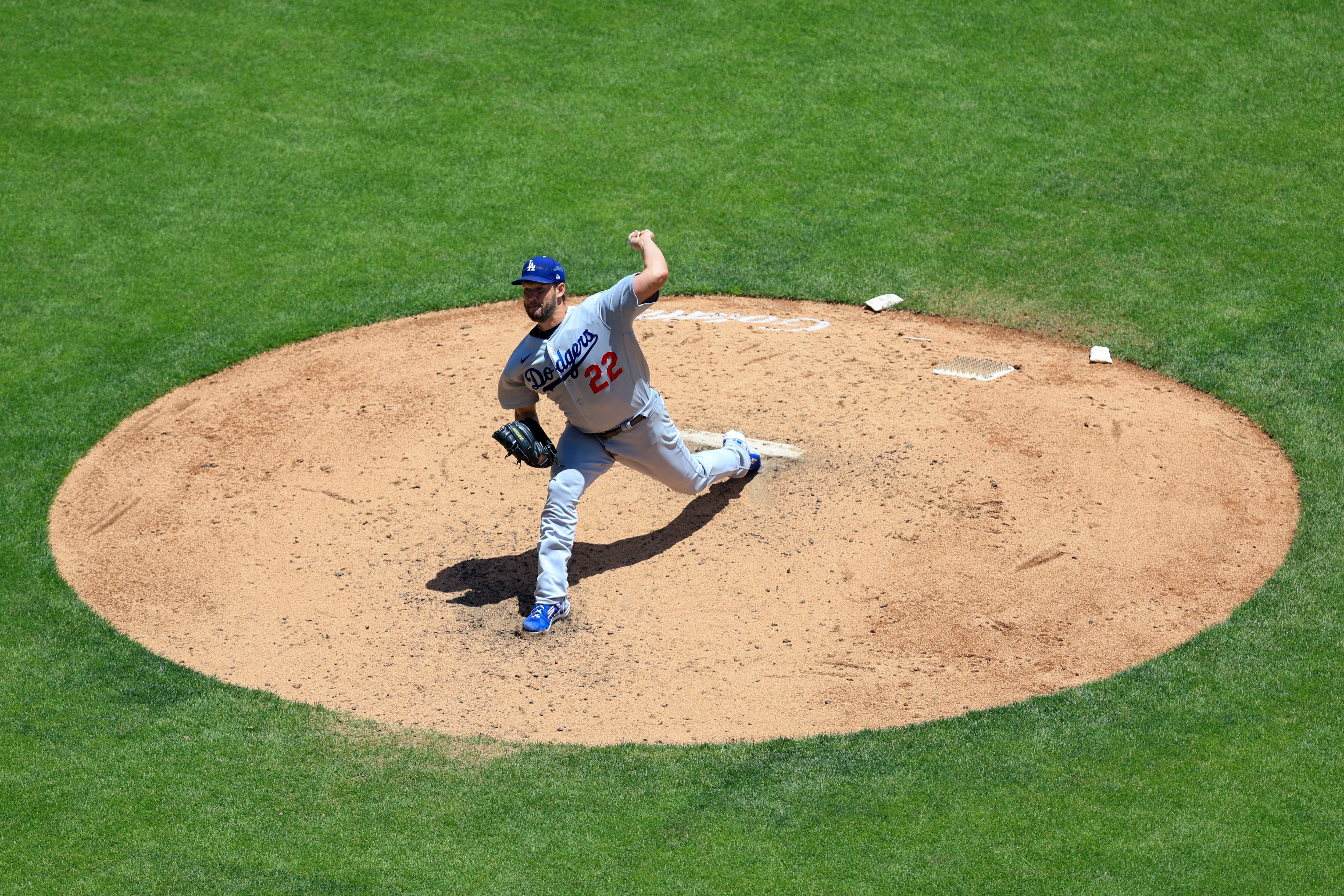 Freeman HR ahead of emotional return, Dodgers sweep Reds