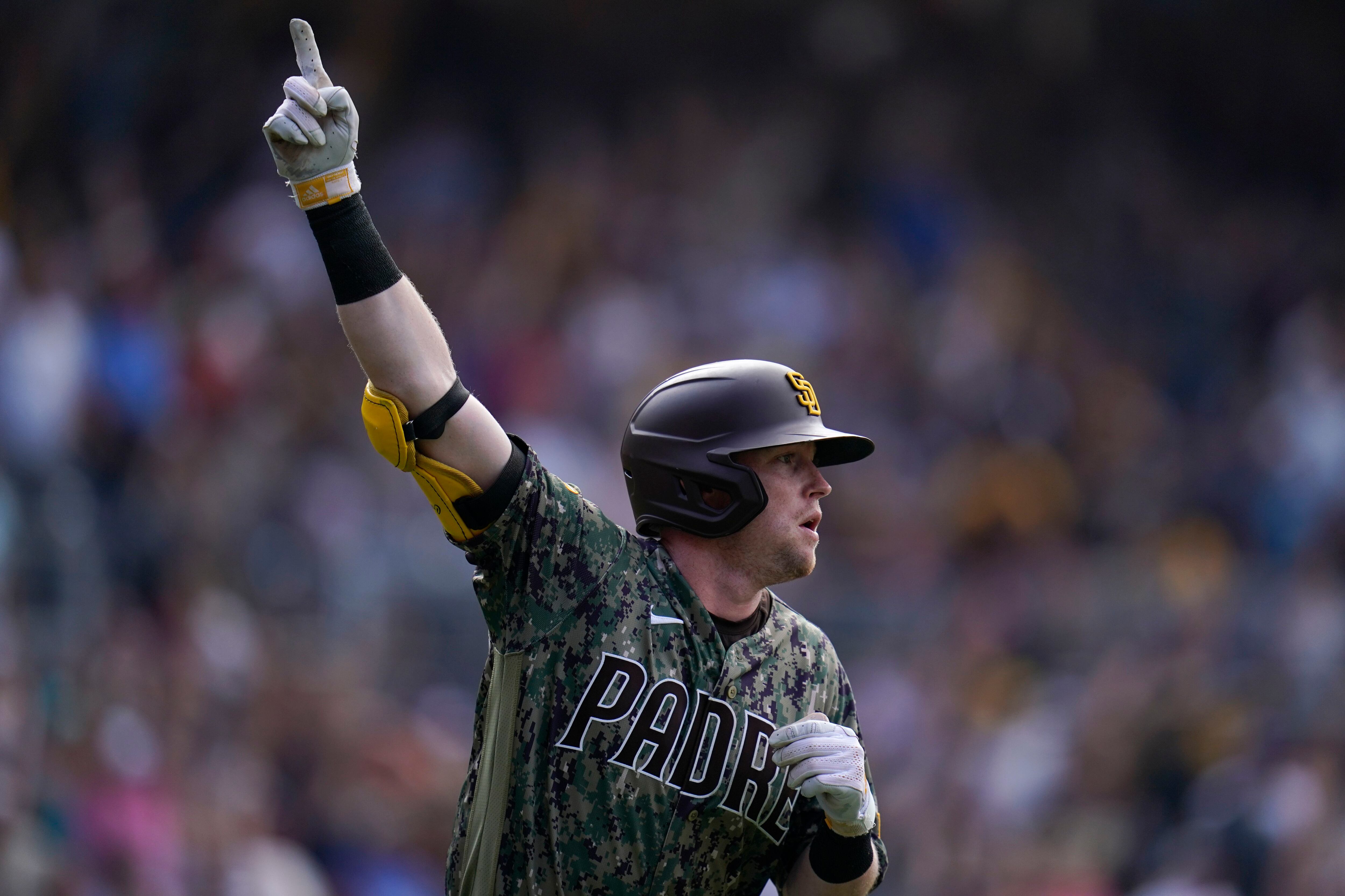 Cronenworth homers in 9th, Padres win; Stanek, Astros tumble