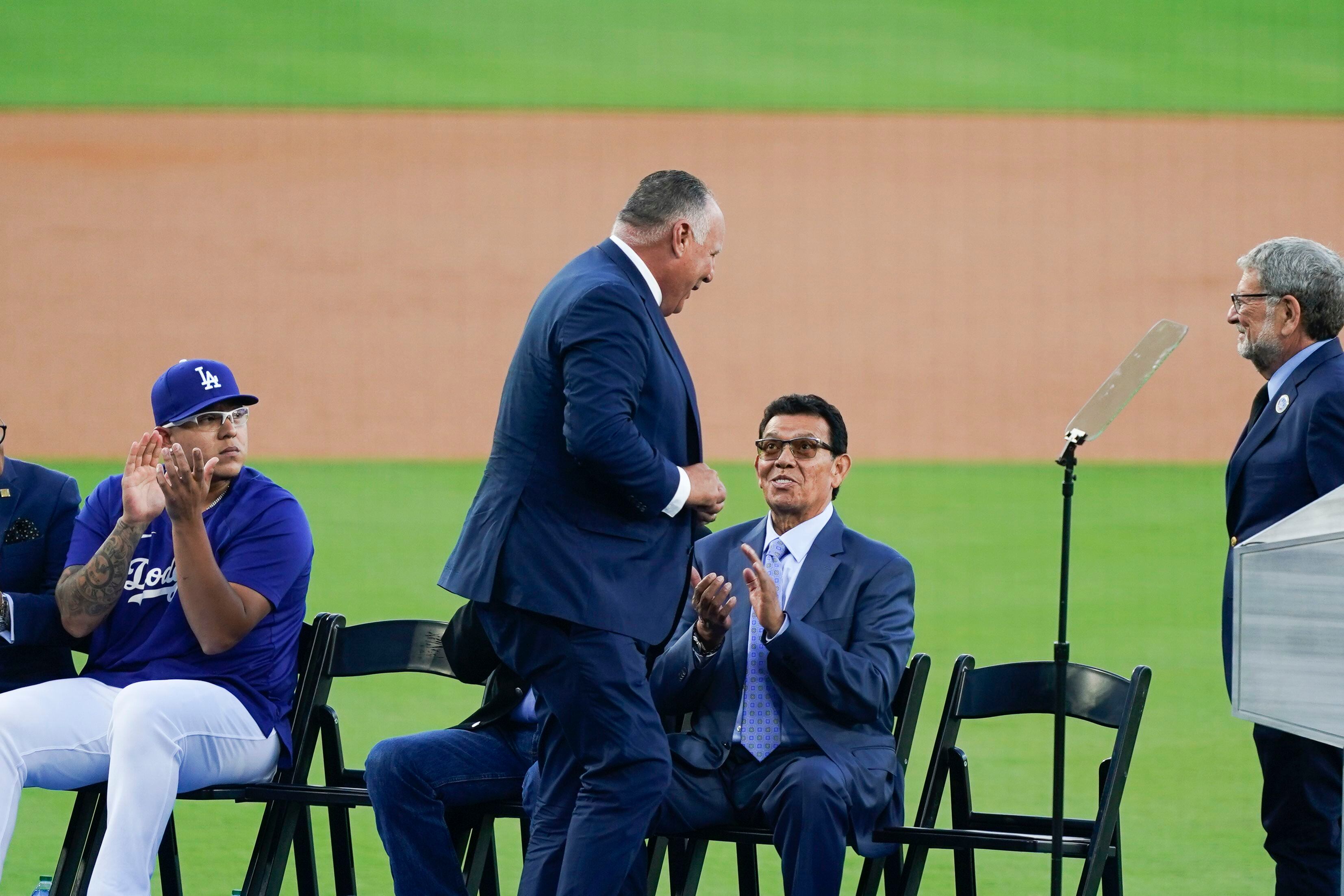 Fernandomania: Dodgers retire Valenzuela's jersey