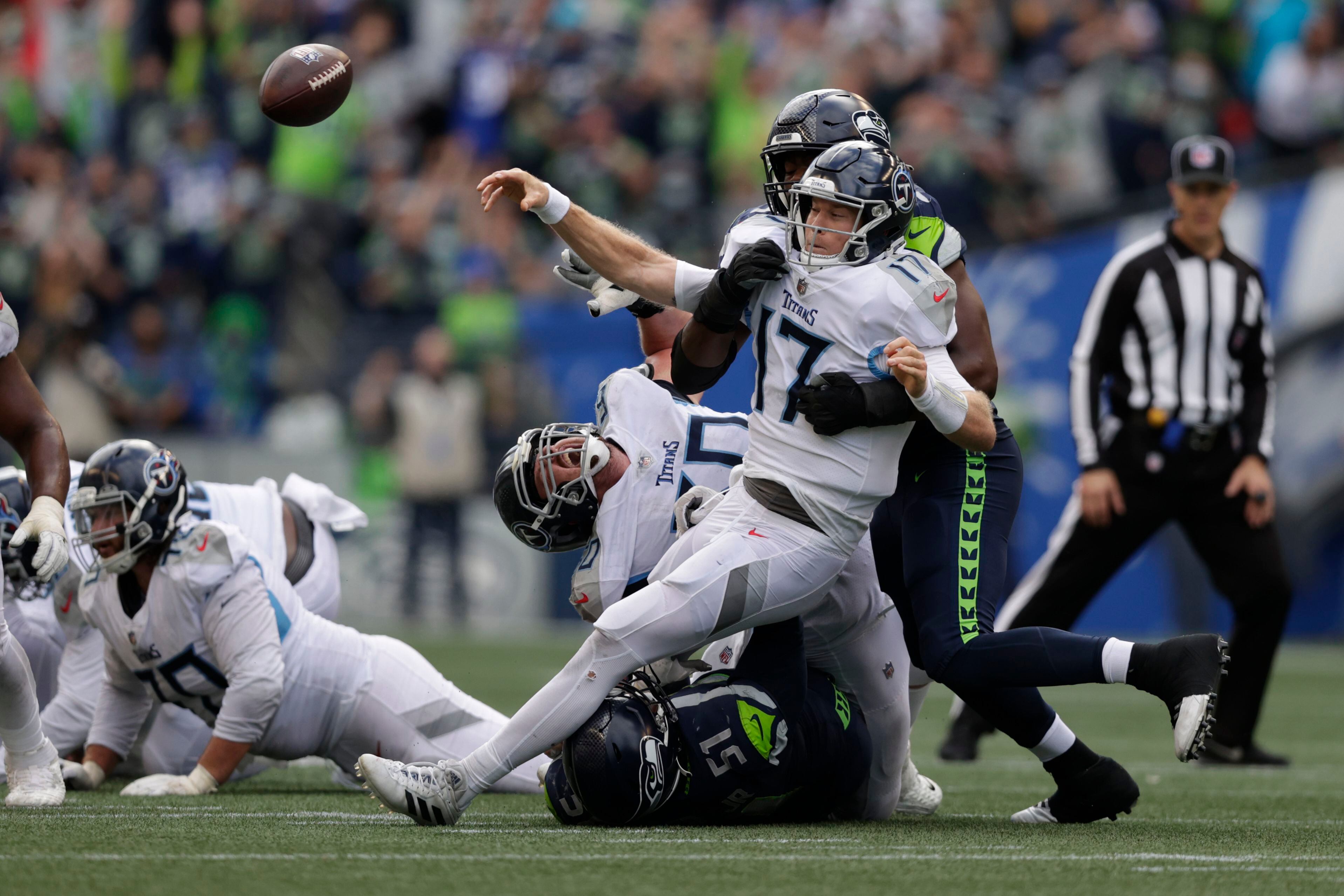 King Henry leads Titans' late rally to stun Seahawks 33-30