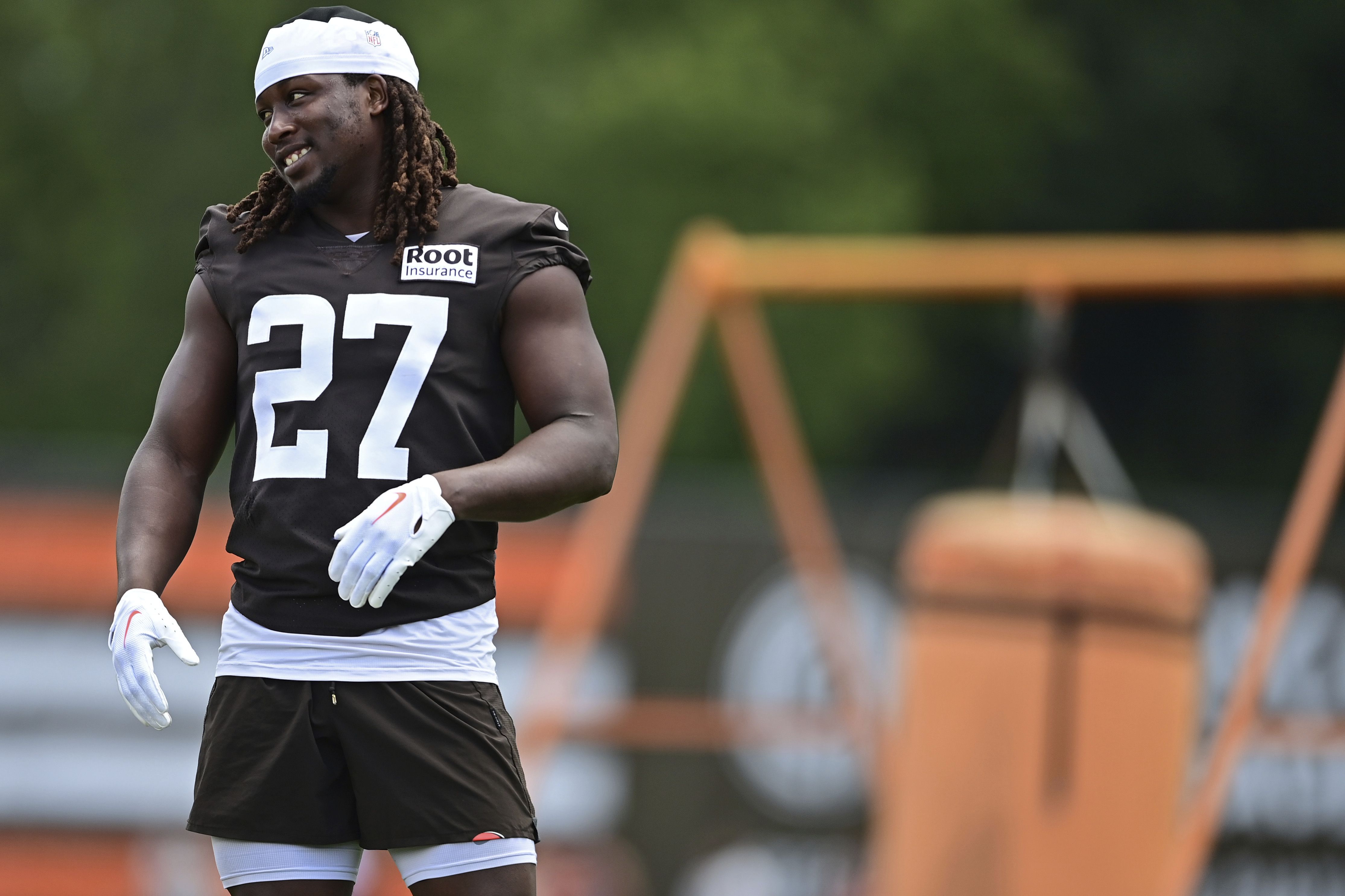 Browns have no interest in trading Kareem Hunt as he seeks extension; RB  returns to team drills 