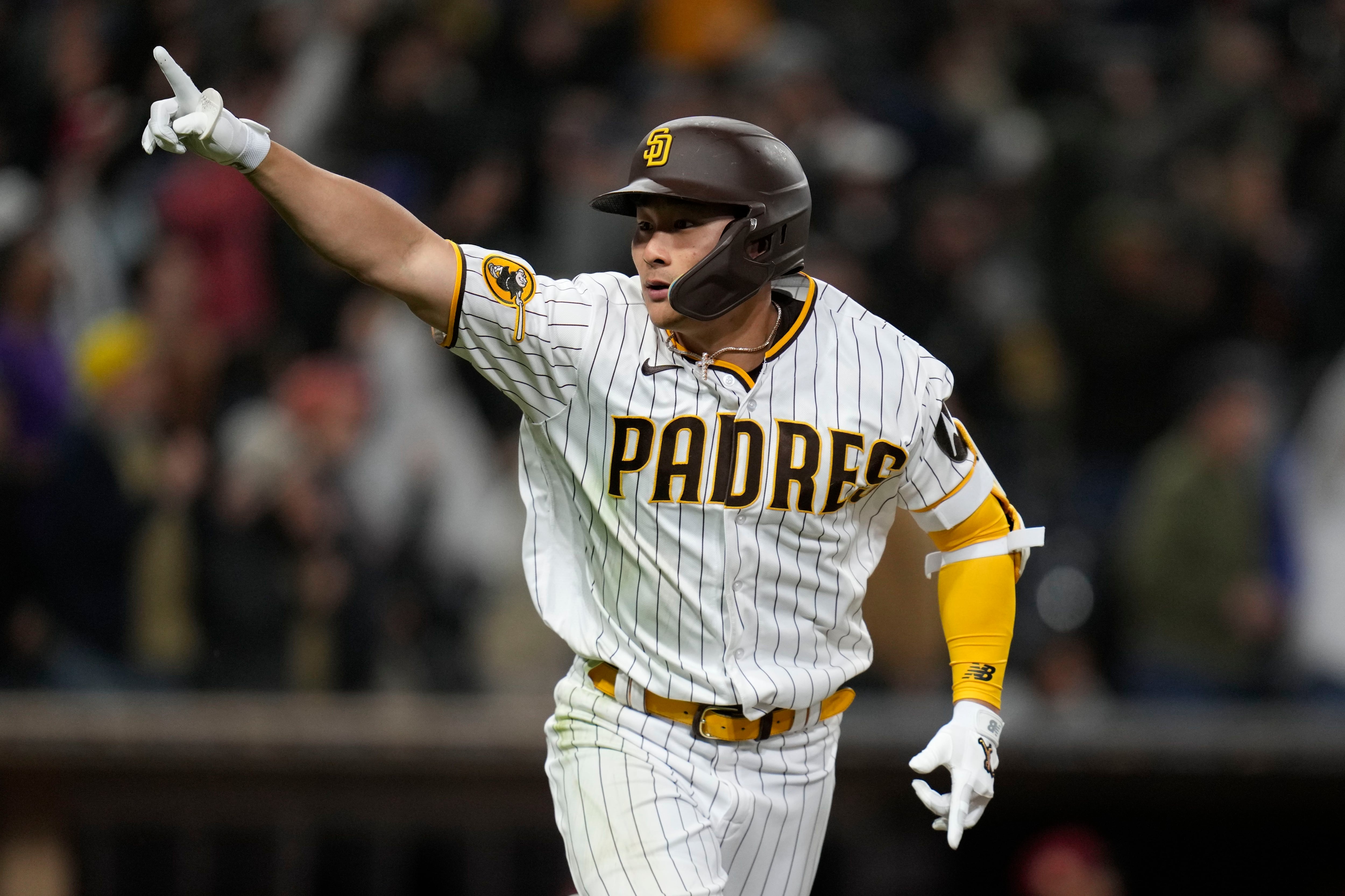 Padres 1st MLB team to walk off on back-to-back HRs by 8-9