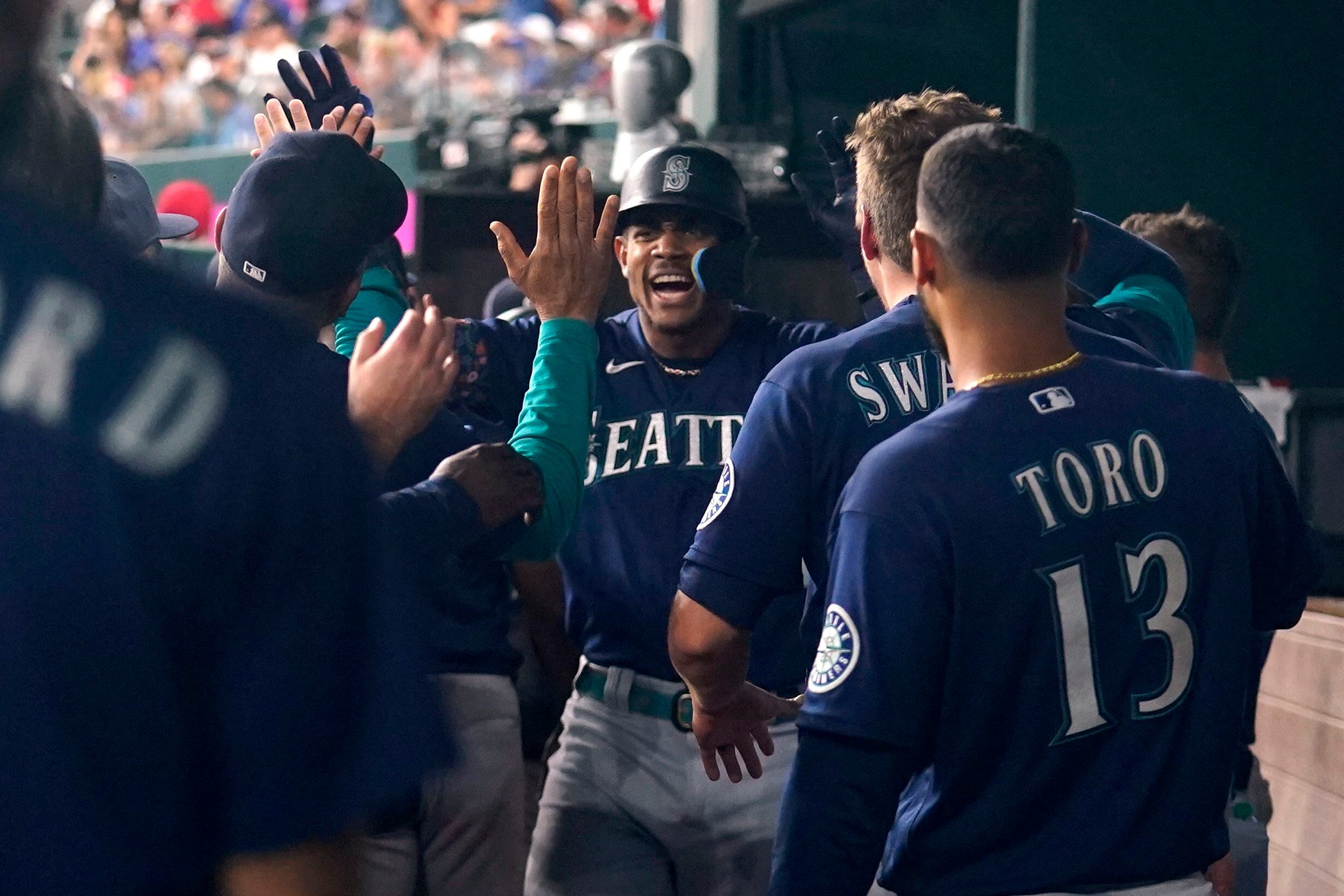 12 Ks for Ray, 12 Ws in row for M's after 8-3 win in Texas