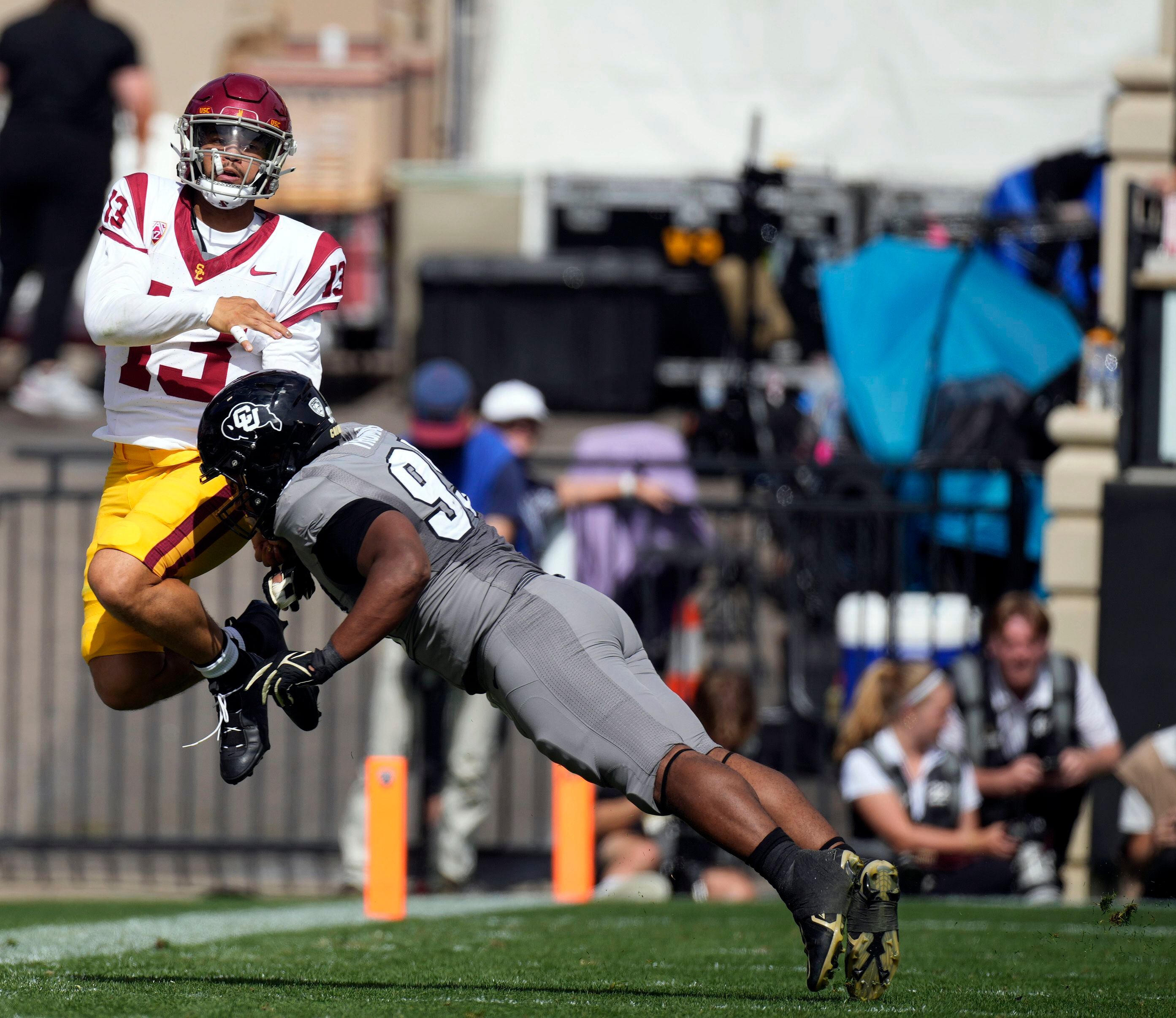 Williams ties career high with 6 TD passes, No. 8 USC withstands