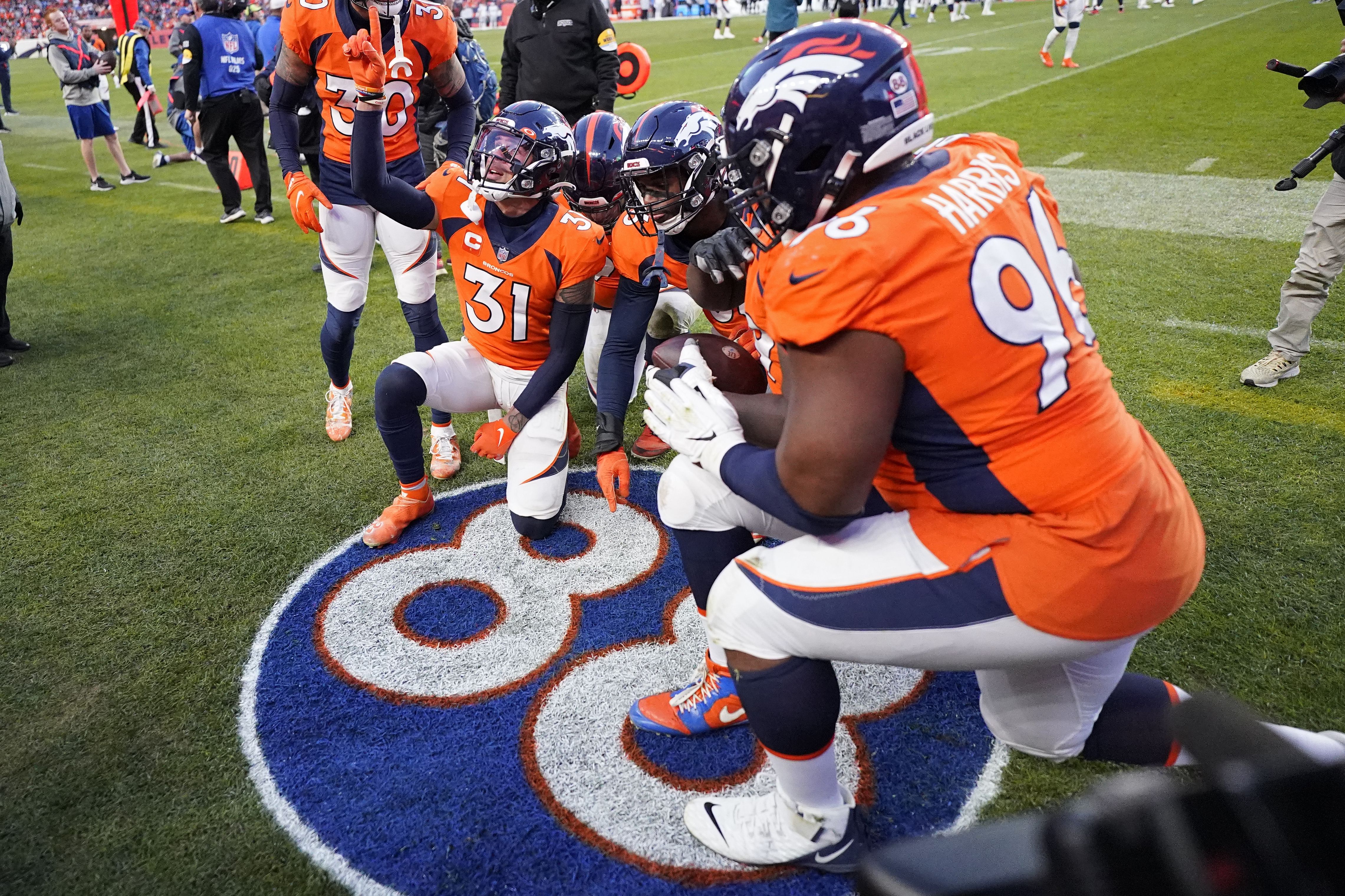 Broncos honor Demaryius Thomas with 10 man huddle vs. Detroit 