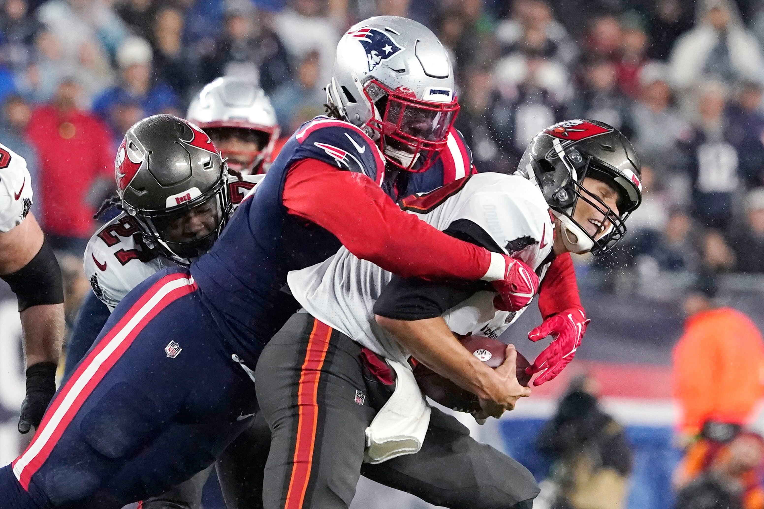 Bucs' Tom Brady gets win, passing yards record in return to New England