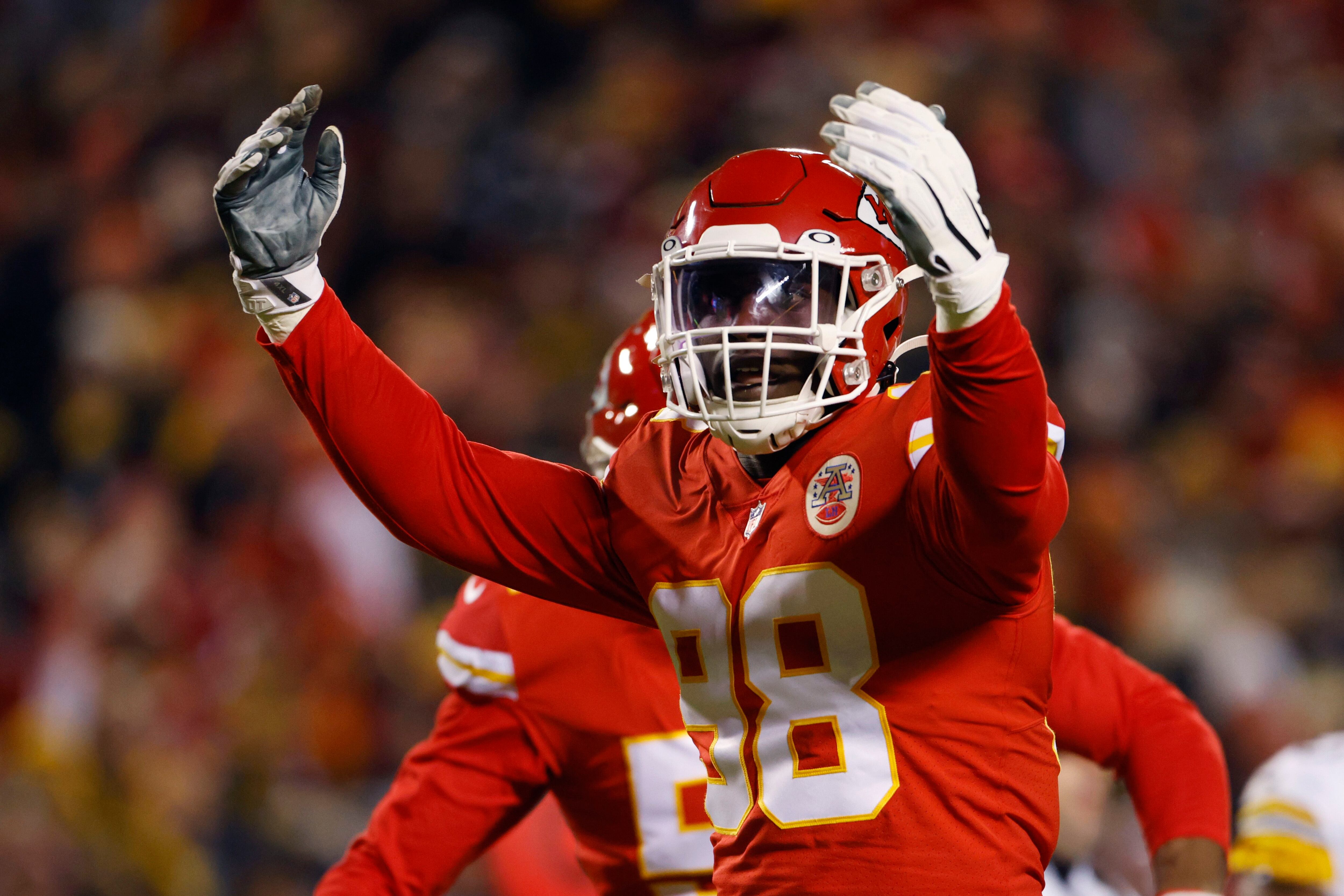 Mahomes leads Chiefs to wild-card round romp over Steelers